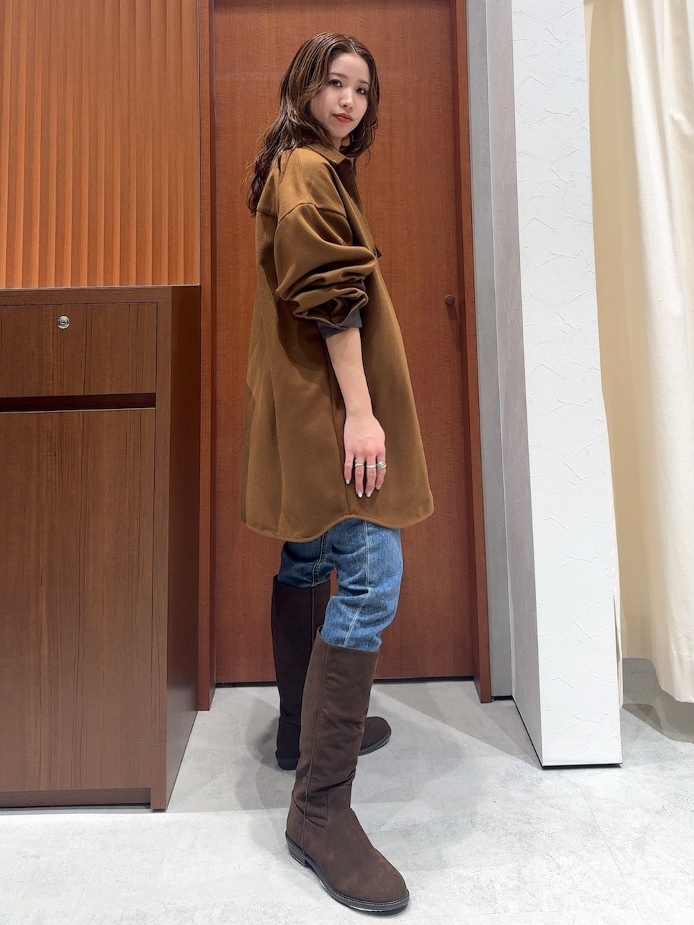 ブラック系のキャミソール、イエロー系のシャツ/ブラウス、ブルー系のデニムパンツを着用したレディースの冬コーディネートの3枚目の写真