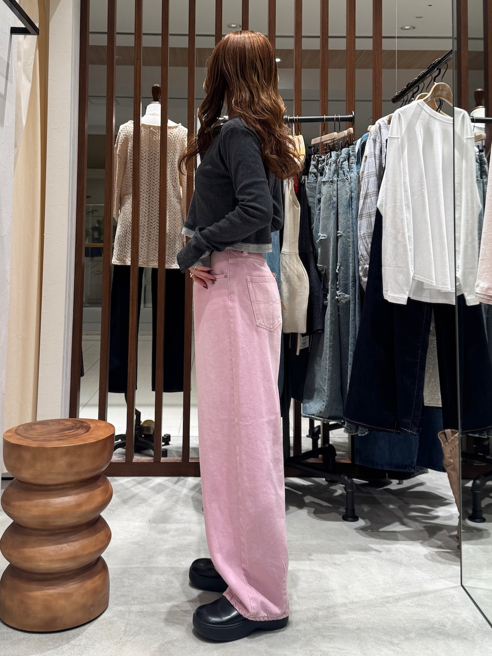 ピンク系のデニムパンツ、グレー系のTシャツ/カットソーを着用したレディースの春コーディネートの2枚目の写真
