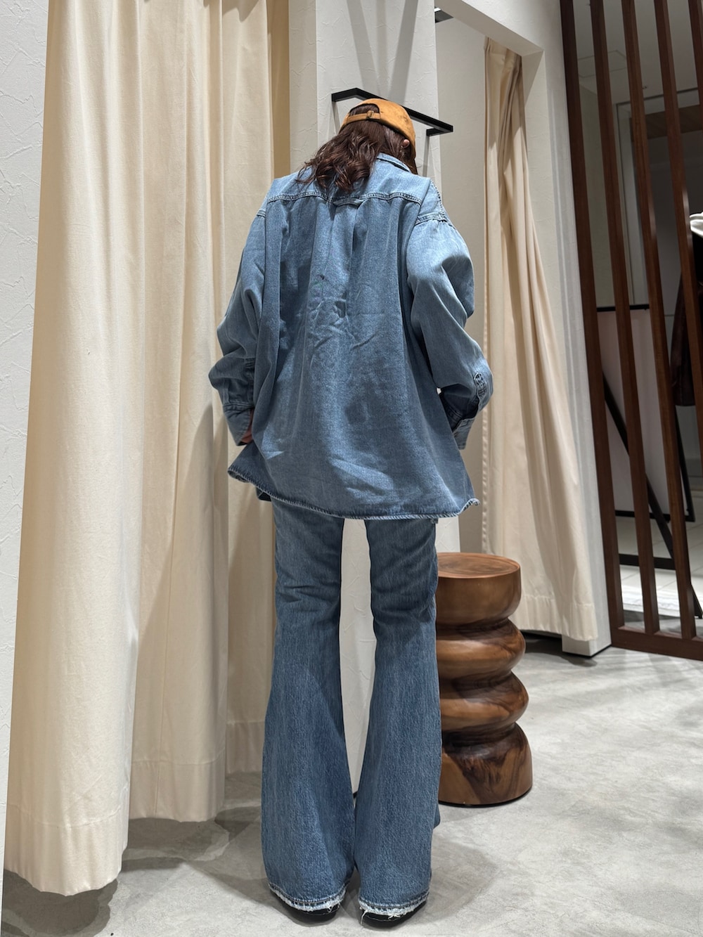 ブルー系のシャツ/ブラウス、ブルー系のデニムパンツ、ブラック系のスリッポンを着用したレディースの秋コーディネートの3枚目の写真