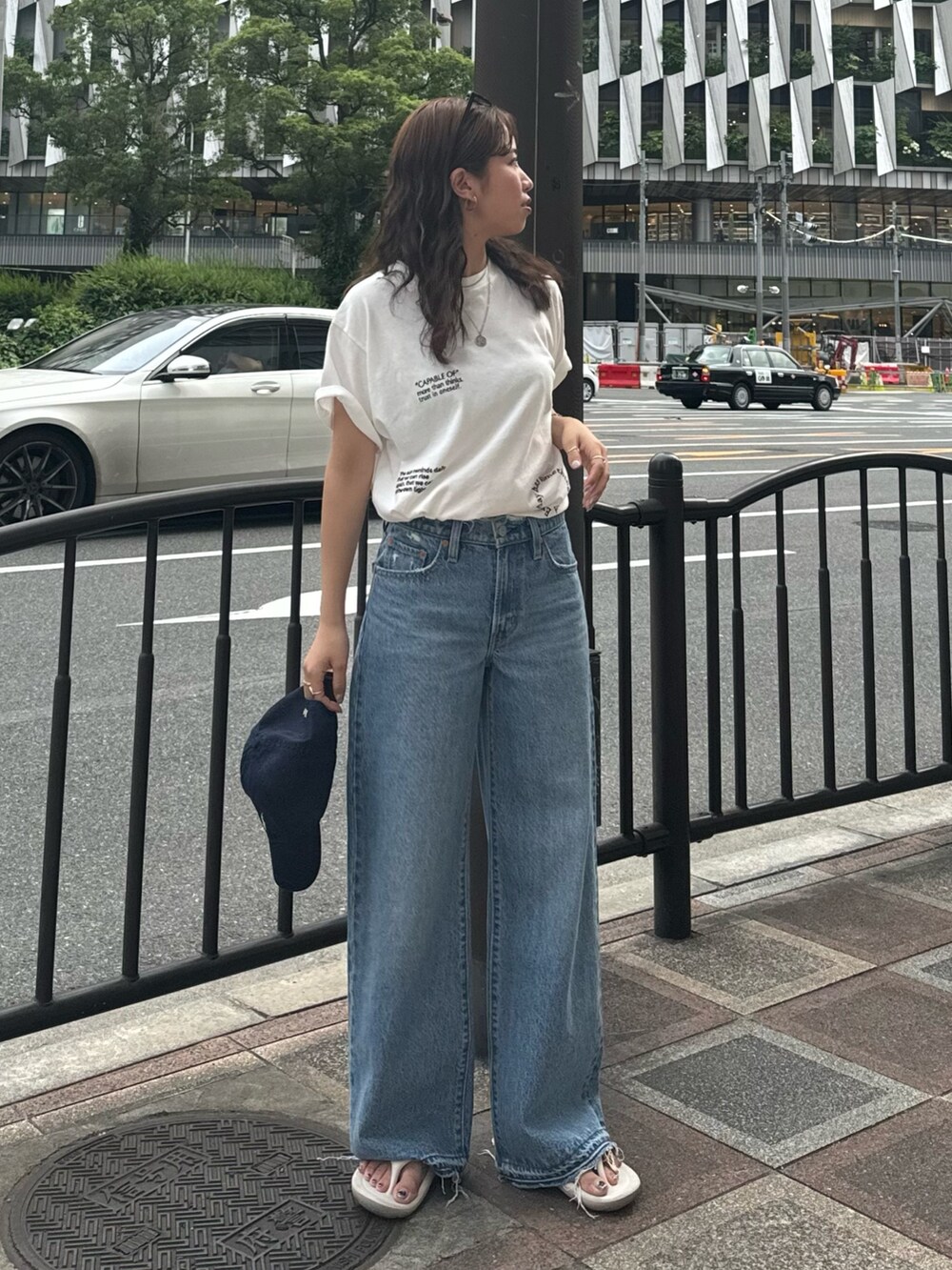 ホワイト系のTシャツ/カットソー、ブルー系のデニムパンツを着用したレディースの夏コーディネートの4枚目の写真