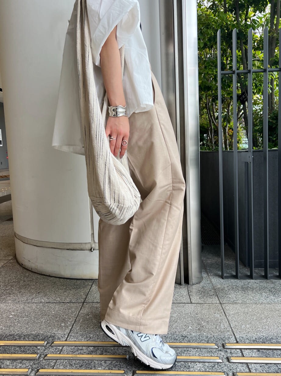 ベージュ系のその他パンツ、ブラック系のキャミソール、ホワイト系のシャツ/ブラウスを着用したレディースの春コーディネートの7枚目の写真