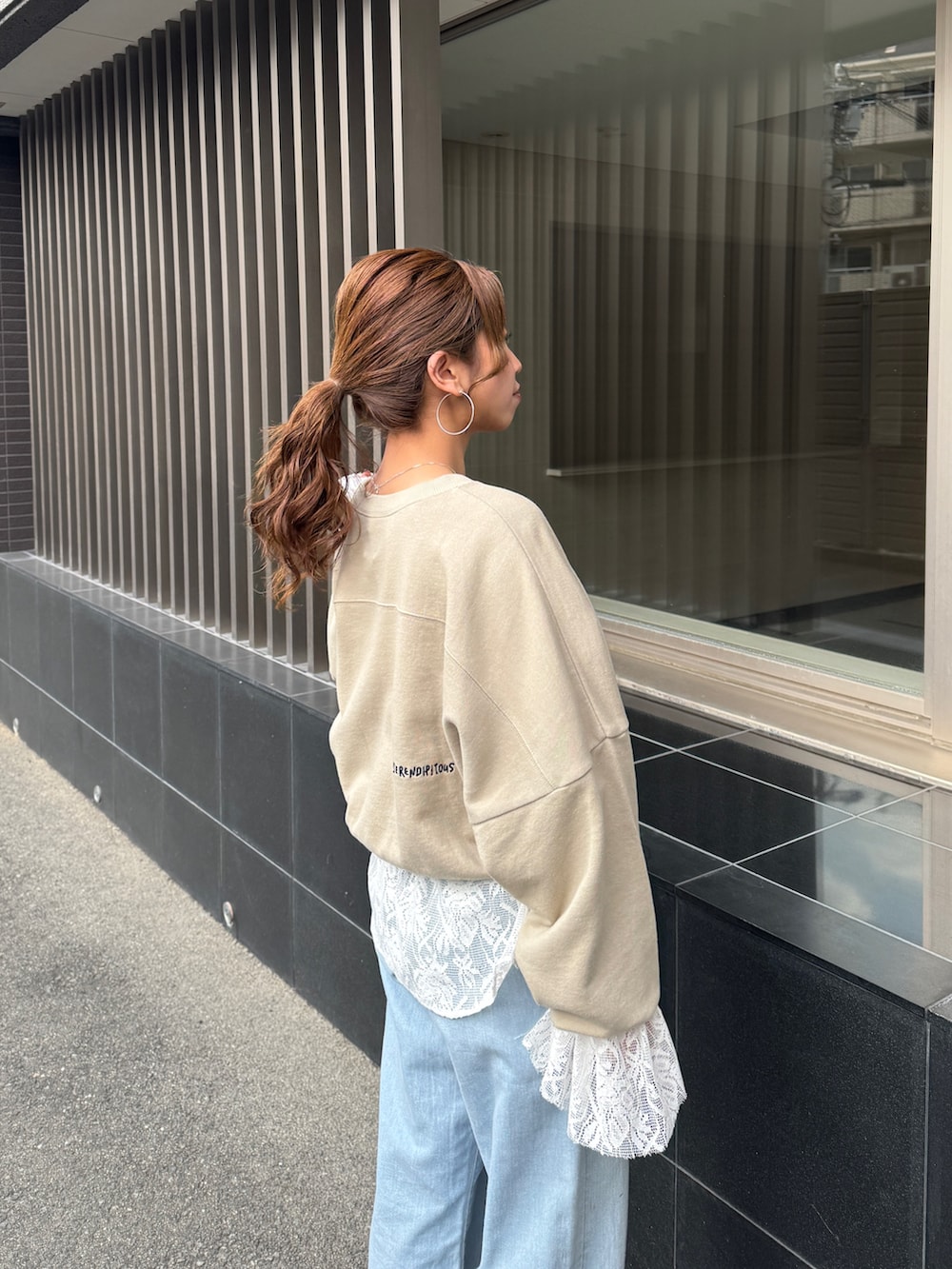 ブルー系のデニムパンツ、ホワイト系のシャツ/ブラウス、ベージュ系のスウェットを着用したレディースの冬コーディネートの7枚目の写真