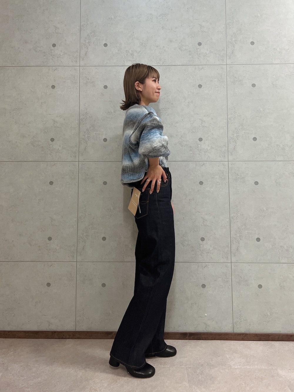 ブルー系のデニムパンツ、ブルー系のニット/セーターを着用したレディースの秋コーディネートの3枚目の写真