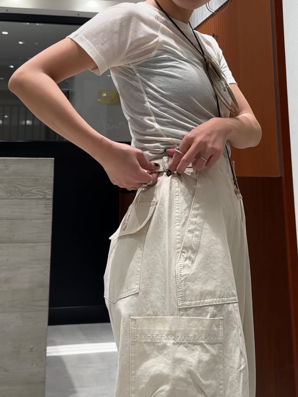 ホワイト系のその他パンツ、ブラウン系のサンダル、ホワイト系のTシャツ/カットソーを着用したレディースの春コーディネートの9枚目の写真