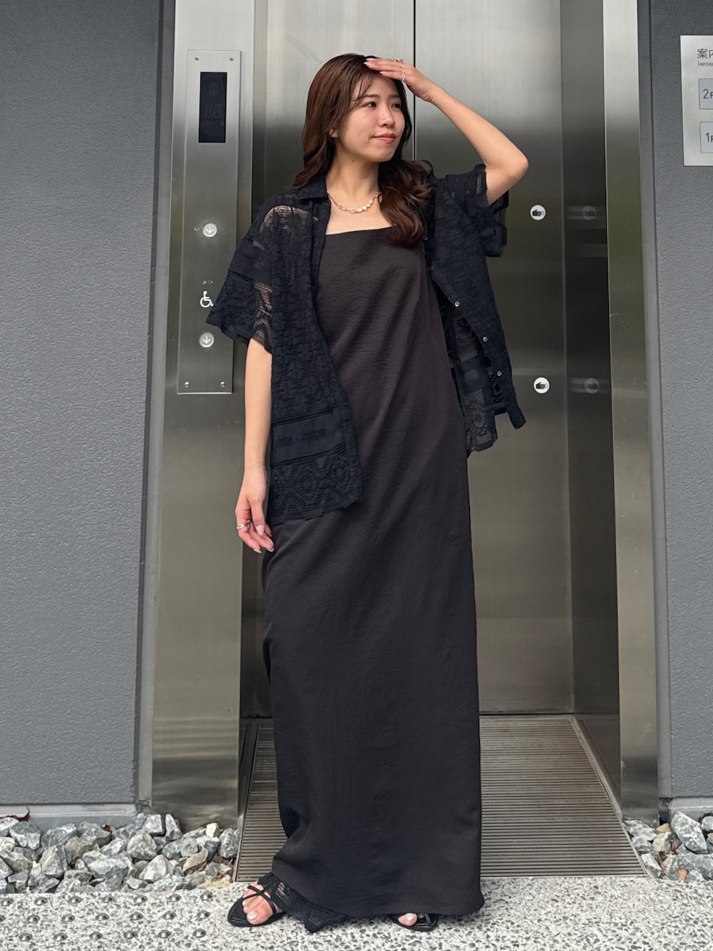ブラック系のワンピース、ブラック系のシャツ/ブラウス、ブラック系のその他パンツを着用したレディースの春コーディネートの4枚目の写真