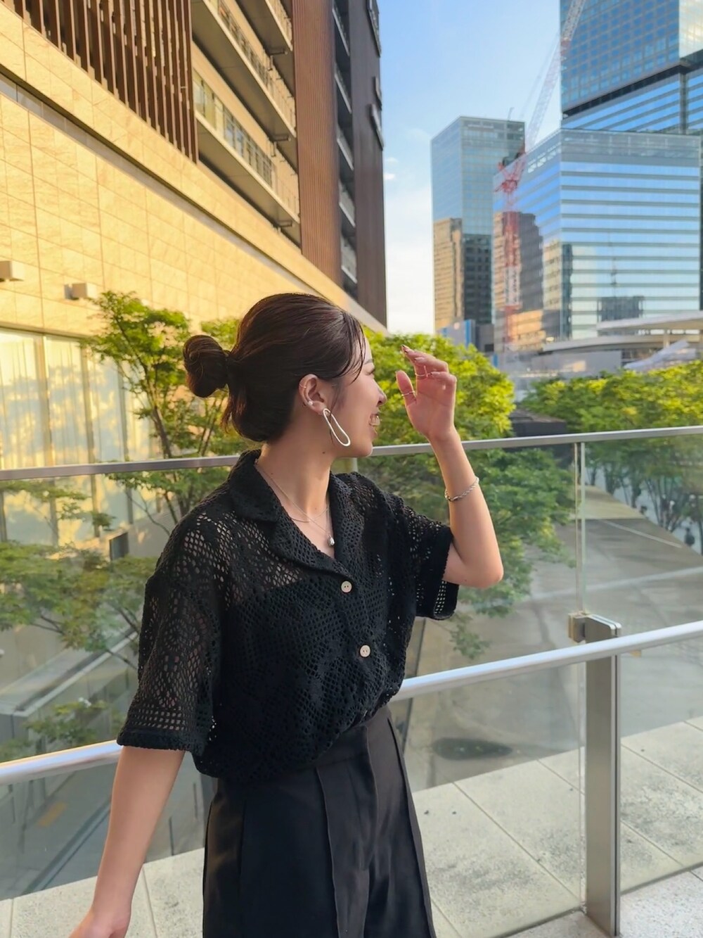 ブラック系のシャツ/ブラウスを着用したレディースの夏コーディネートの6枚目の写真