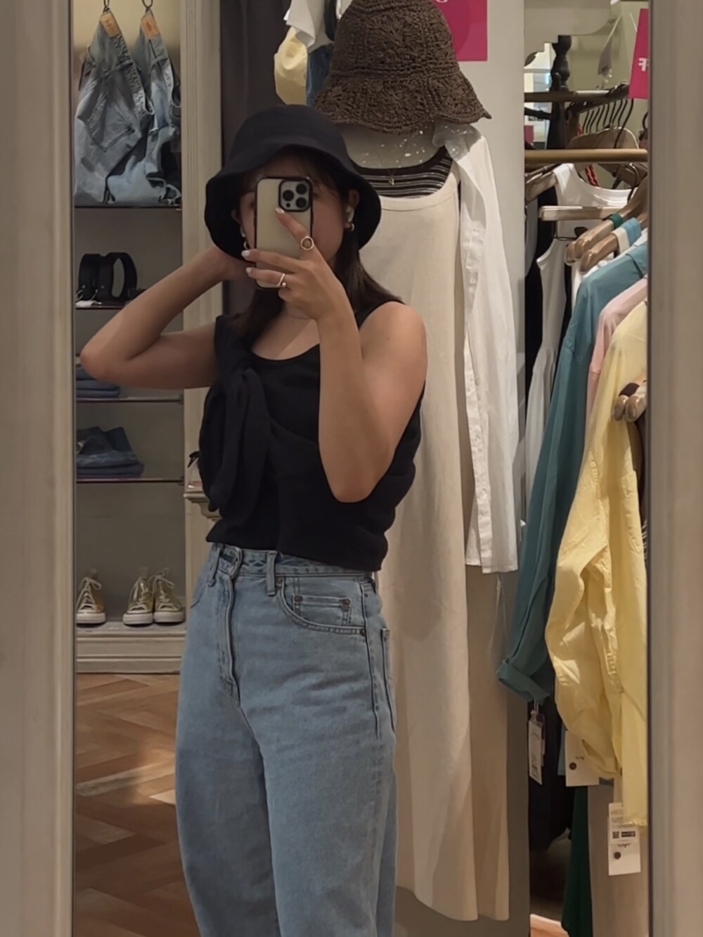 グレー系のTシャツ/カットソー、グレー系のタンクトップを着用したレディースの夏コーディネートの3枚目の写真