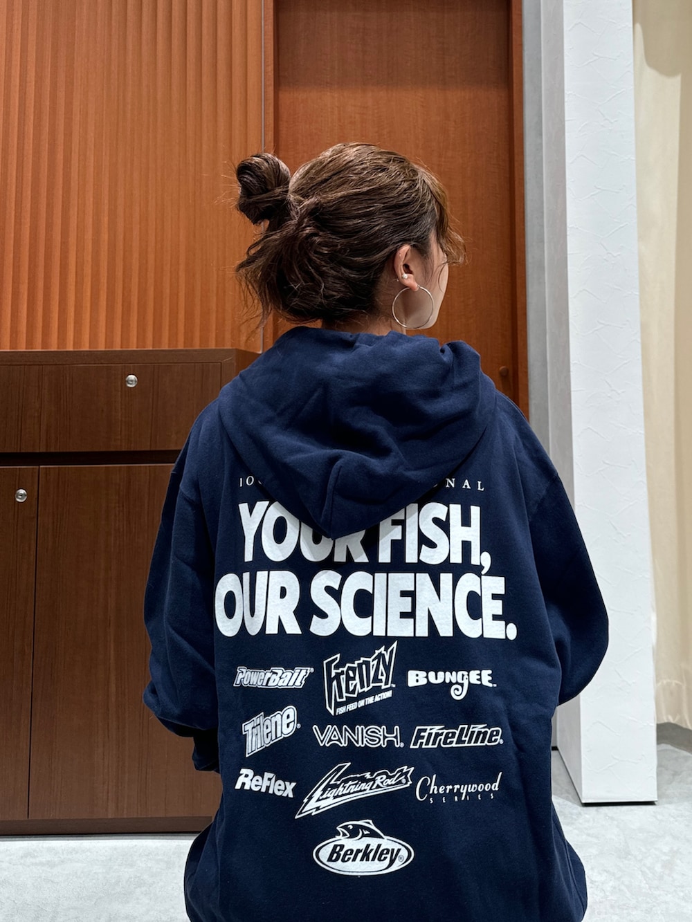 ブルー系のパーカー、ブルー系のデニムジャケット、ブルー系のデニムパンツを着用したレディースの秋コーディネートの9枚目の写真