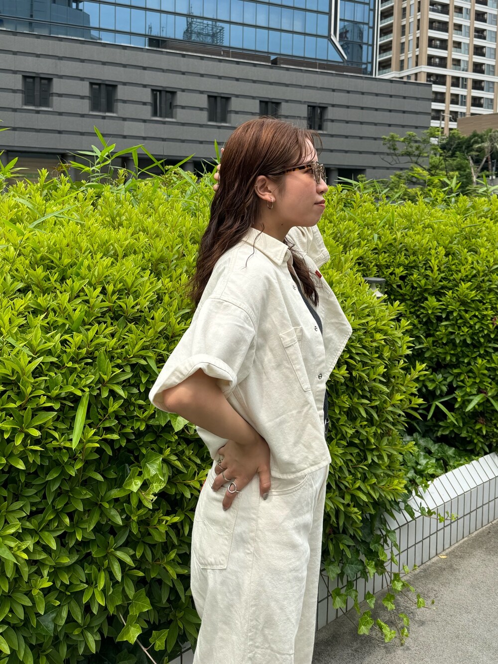 ホワイト系のシャツ/ブラウス、ホワイト系のデニムパンツ、グレー系のTシャツ/カットソーを着用したレディースの春コーディネートの7枚目の写真