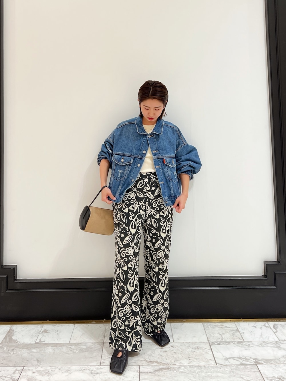 「大人カジュアル、パンツスタイル、低身長、ママコーデ、ラフ、マタニティコーデ、春夏コーデ、柄パンツ、デニムジャケット、きれいめカジュアル、ショート丈、カジュアルコーデ、Ungrid、ungridコーデ、アングリッド」｜「Ungridの【Ca】クラッシュショートデニムジャケット（デニムジャケット、ブルー系）」を使った、瀬川百花さん（レディース・156cm）の春コーディネートの3枚目の写真