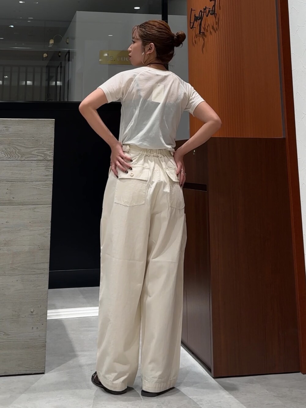 ホワイト系のその他パンツ、ブラウン系のサンダル、ホワイト系のTシャツ/カットソーを着用したレディースの春コーディネートの4枚目の写真