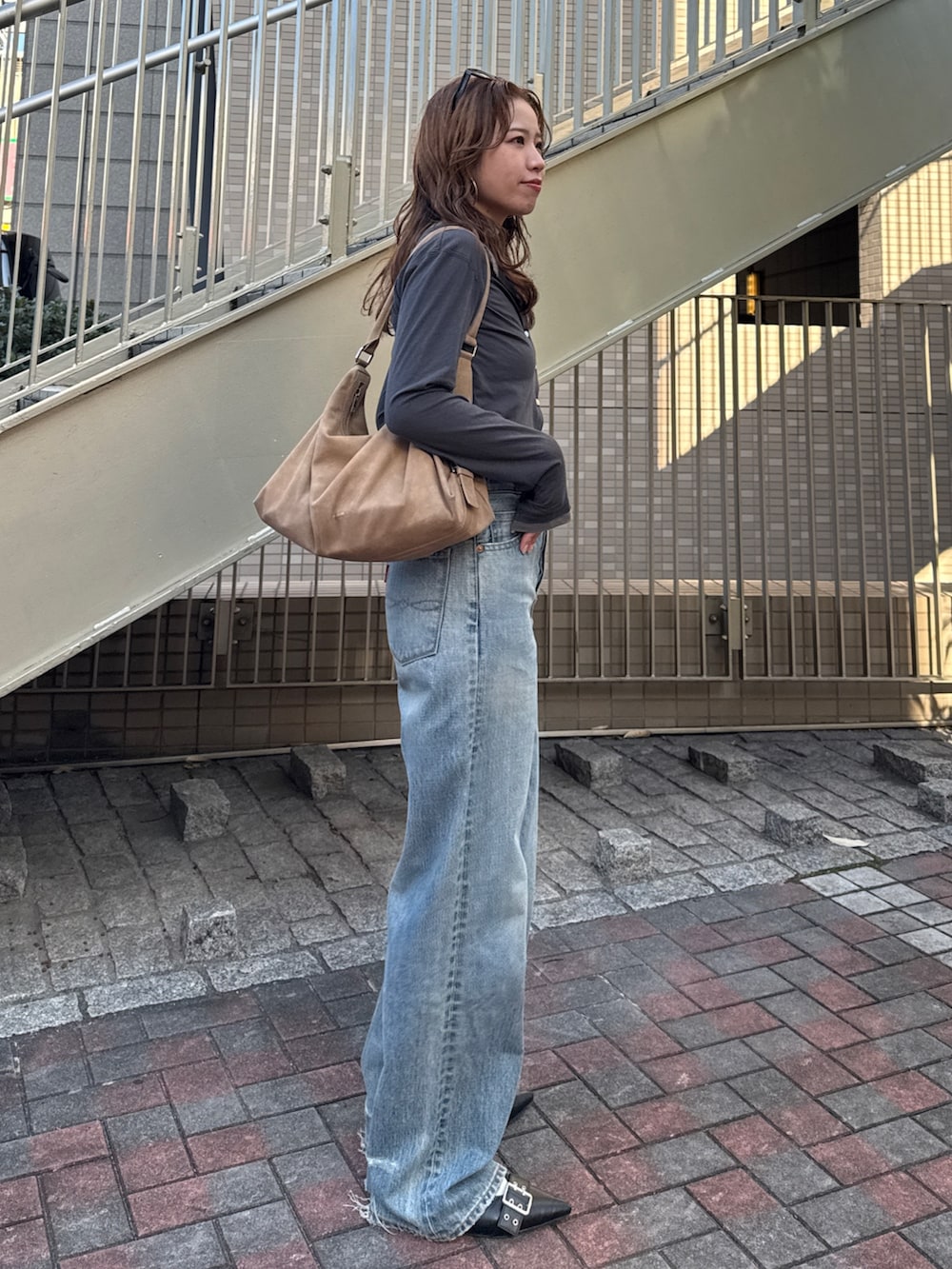 ブルー系のデニムパンツ、グレー系のカーディガン/ボレロを着用したレディースの冬コーディネートの6枚目の写真