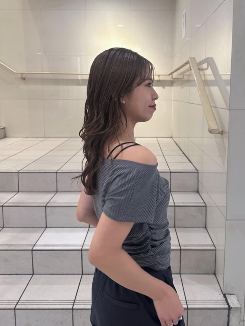 その他のサンダル、グレー系のTシャツ/カットソー、ブルー系のその他パンツを着用したレディースの夏コーディネートの6枚目の写真