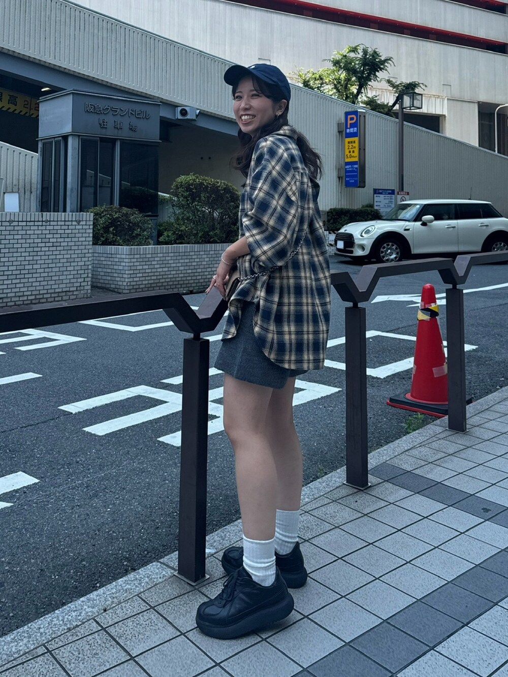 ブルー系のシャツ/ブラウス、グレー系のその他パンツを着用したレディースの夏コーディネートの8枚目の写真