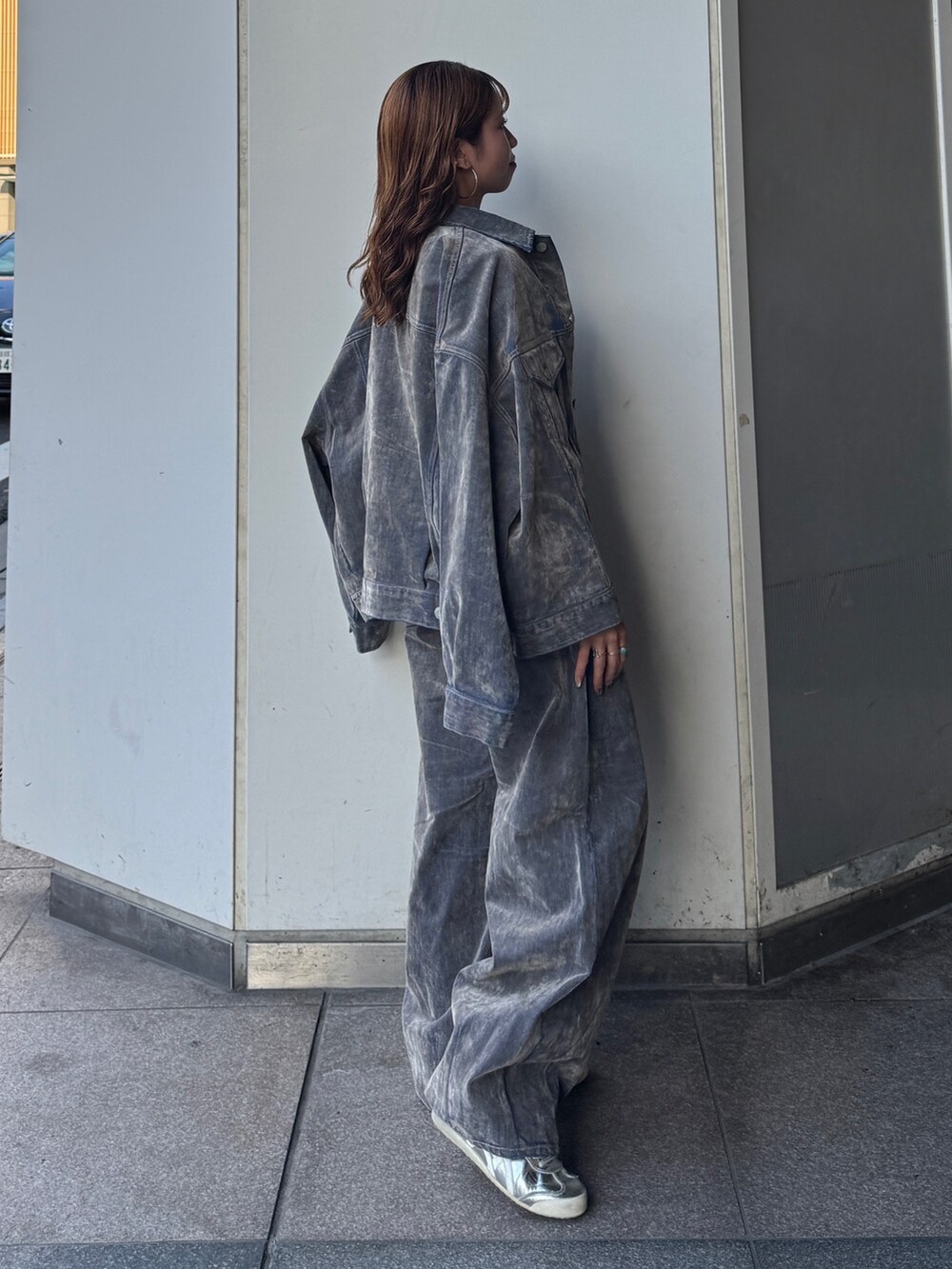 ホワイト系のTシャツ/カットソー、ベージュ系のデニムジャケット、ベージュ系のデニムパンツを着用したレディースの夏コーディネートの3枚目の写真
