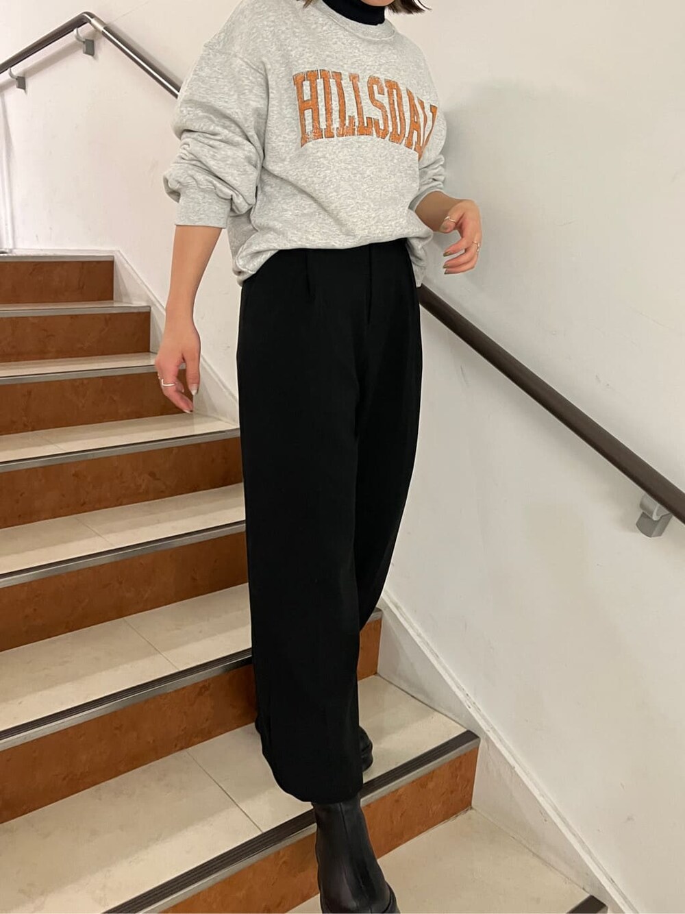 ブラック系のその他パンツ、ブラック系のブーツ、グレー系のスウェットを着用したレディースの冬コーディネートの3枚目の写真