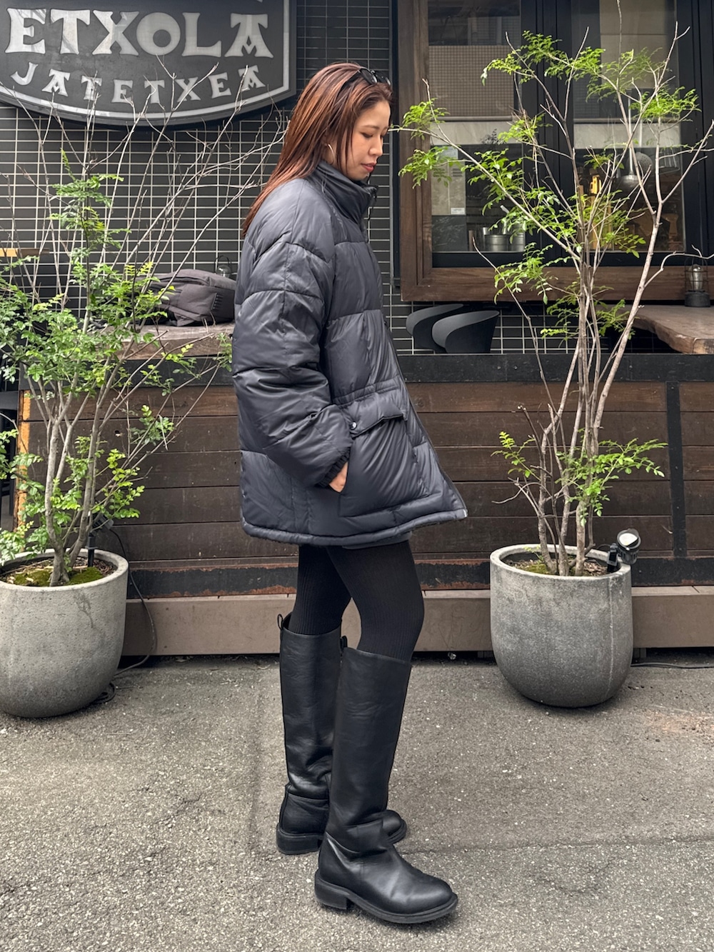 ブラック系のダウンジャケット/コートを着用したレディースの秋コーディネートの3枚目の写真