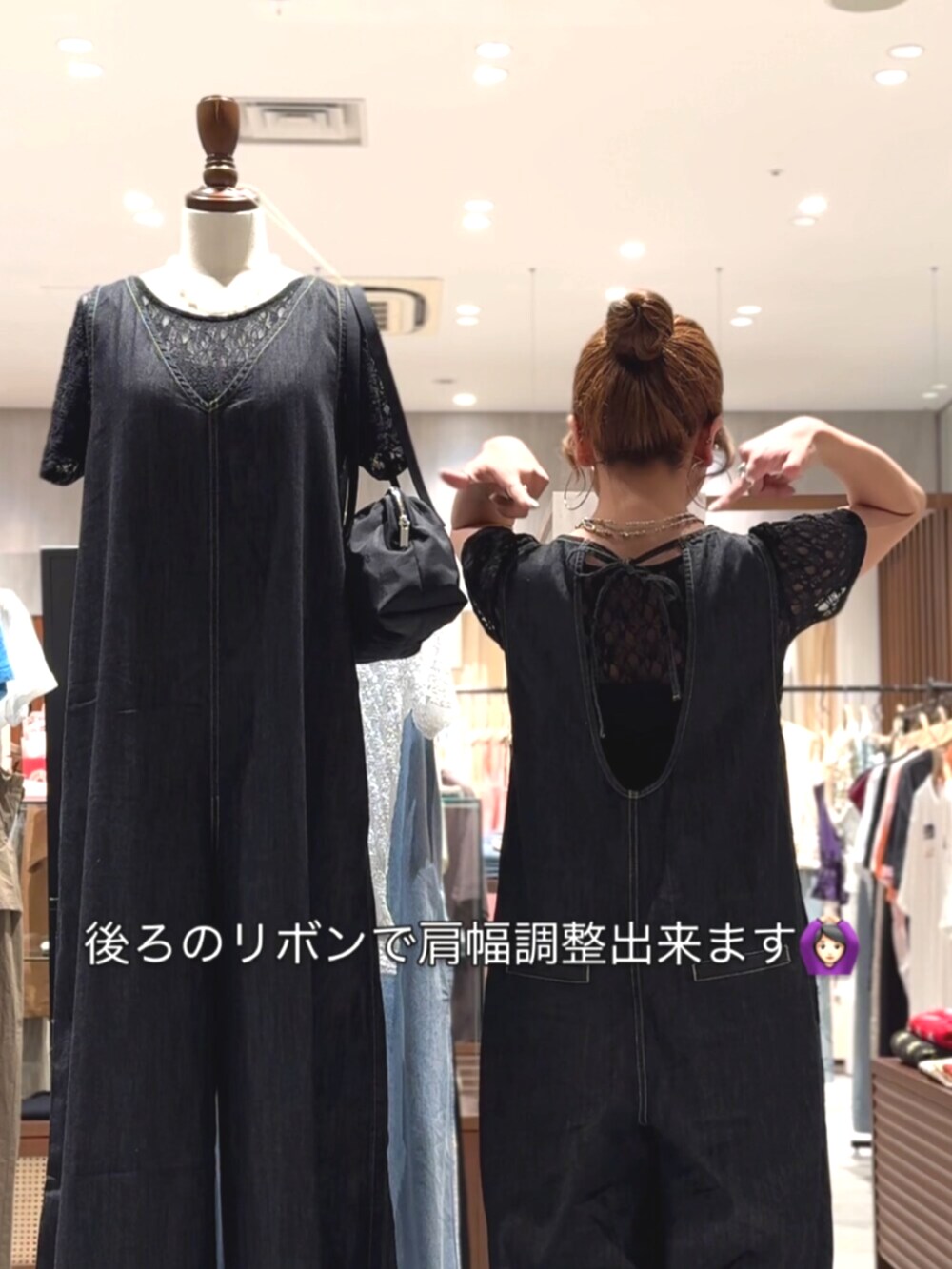 ブラック系のサンダル、ブラック系のTシャツ/カットソー、ブラック系のつなぎ/オールインワンを着用したレディースの夏コーディネートの7枚目の写真