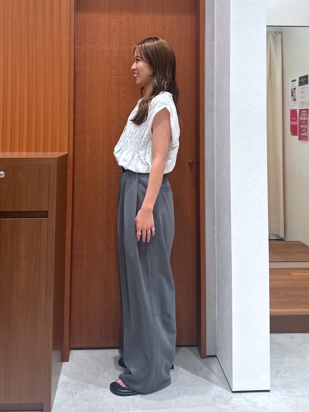 グレー系のその他パンツ、ホワイト系のシャツ/ブラウスを着用したレディースの夏コーディネートの3枚目の写真