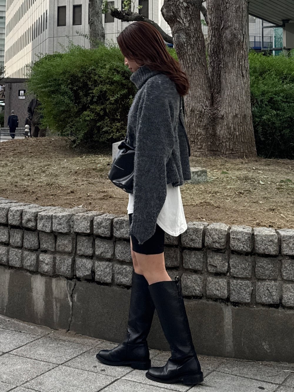 グレー系のニット/セーター、ホワイト系のTシャツ/カットソーを着用したレディースの秋コーディネートの4枚目の写真