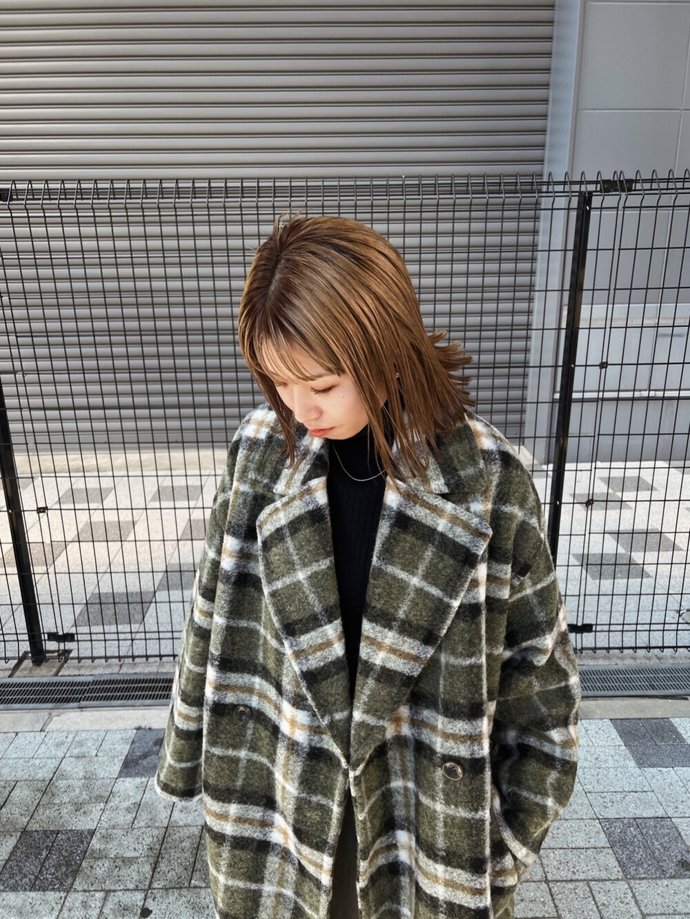 その他のチェスターコート、ブラック系のニット/セーター、グリーン系のその他パンツを着用したレディースの秋コーディネートの5枚目の写真