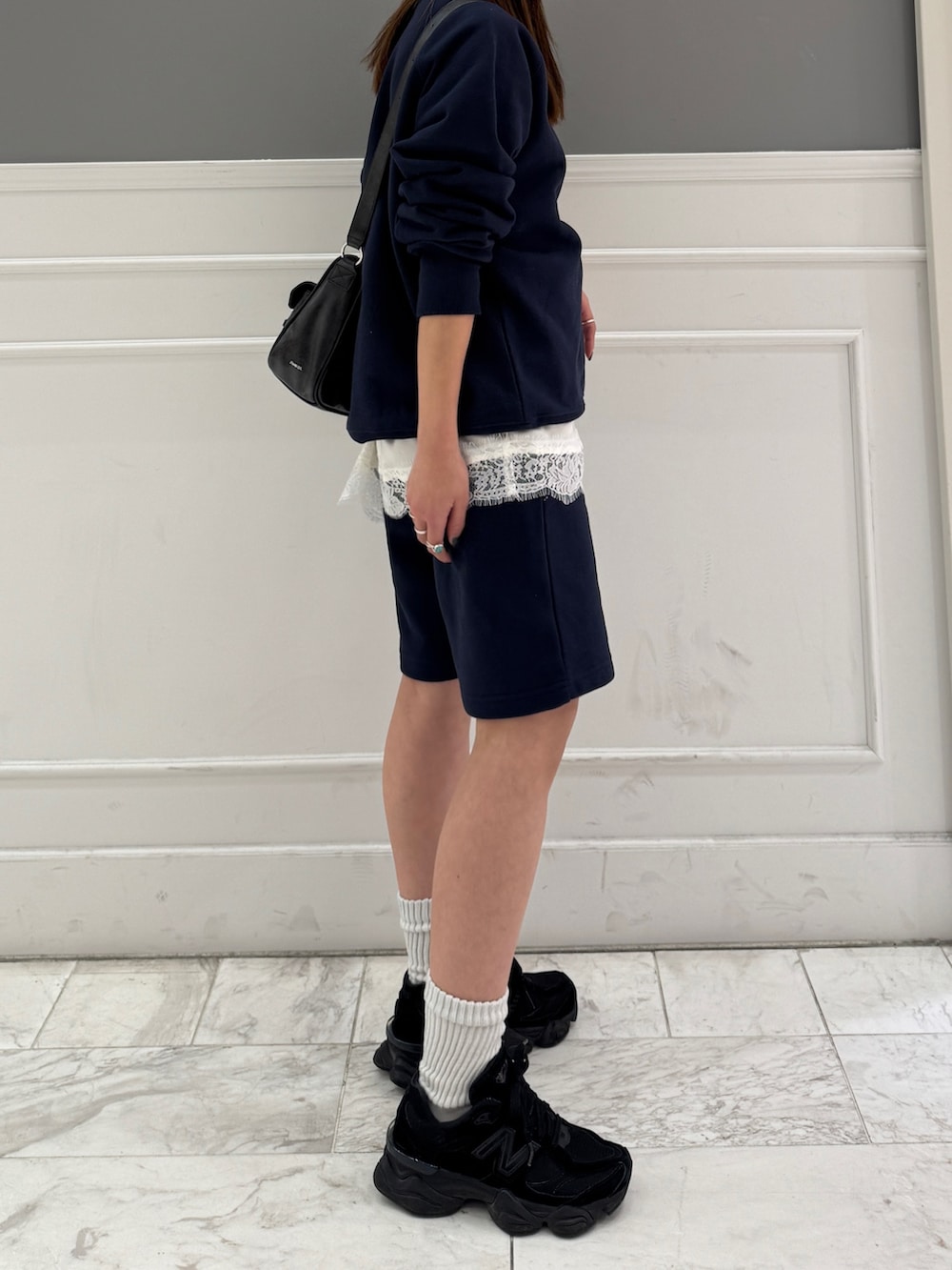 ブルー系のスウェット、ブルー系のスウェットパンツ、ホワイト系のキャミソールを着用したレディースの冬コーディネートの4枚目の写真