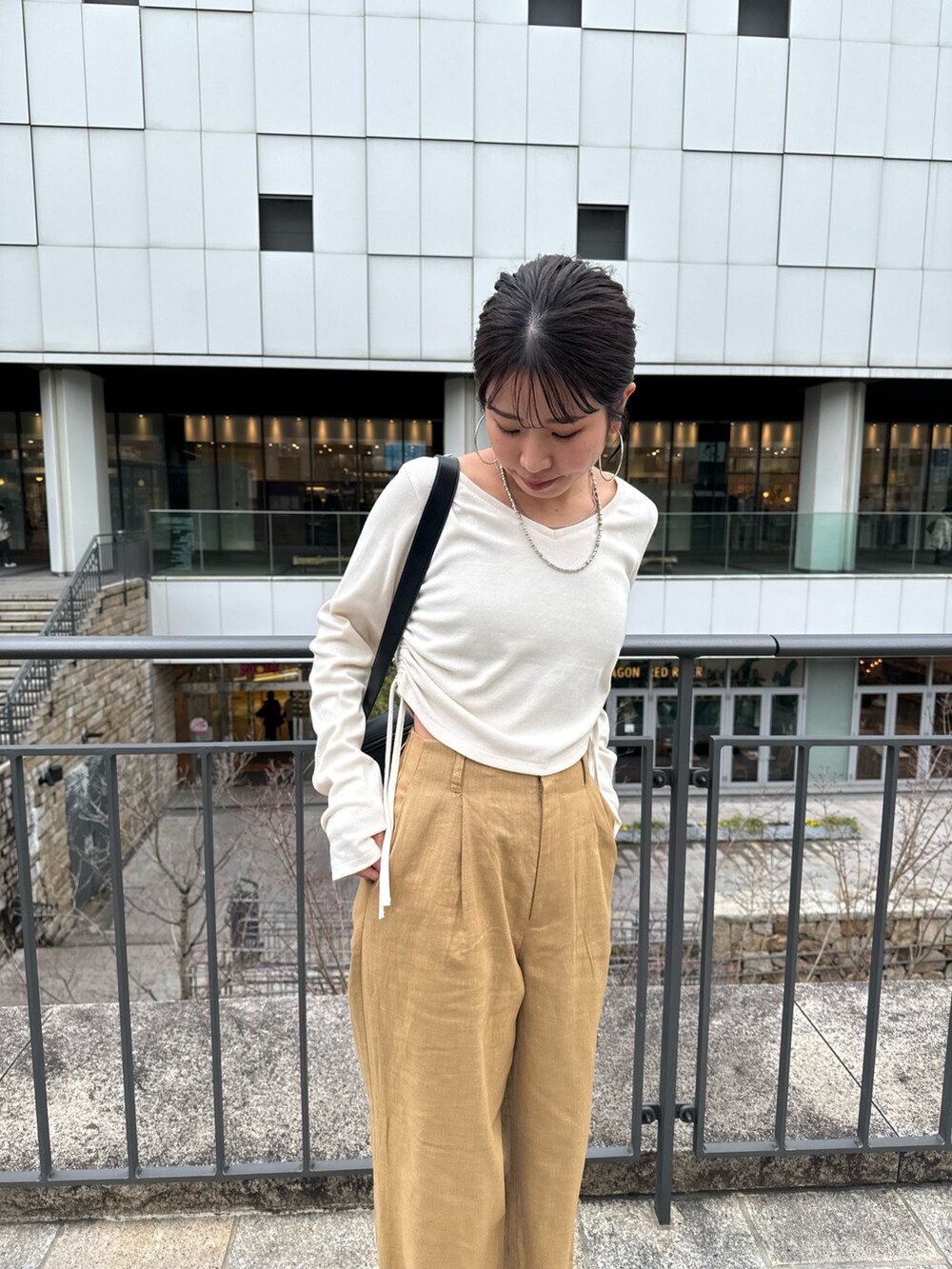 ベージュ系のテーラードジャケット、ベージュ系のその他パンツ、ホワイト系のTシャツ/カットソーを着用したレディースの春コーディネートの8枚目の写真