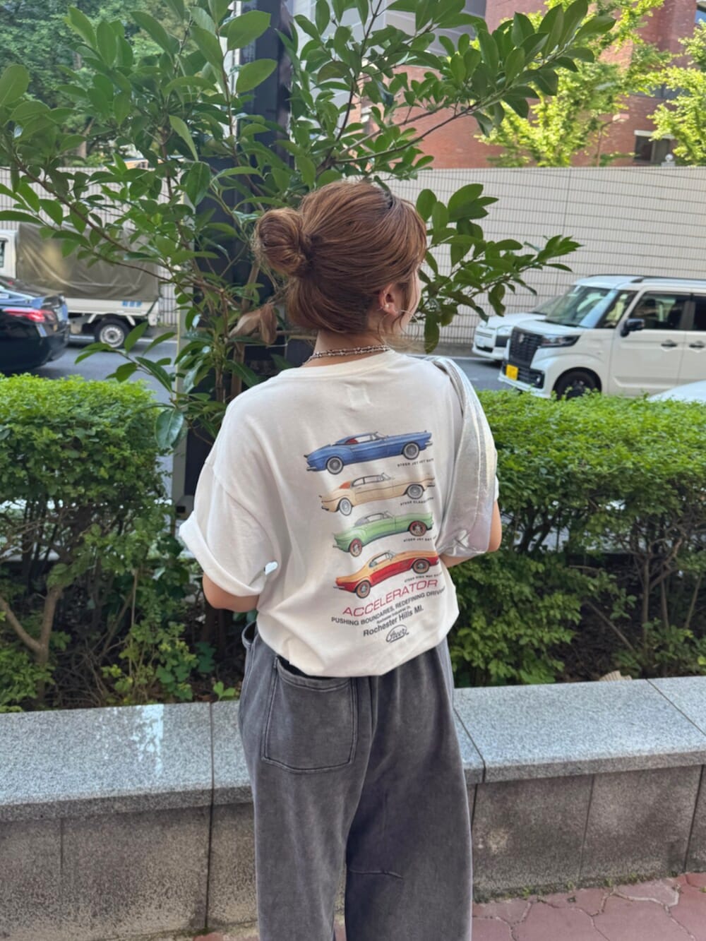 グレー系のスウェットパンツ、ホワイト系のTシャツ/カットソーを着用したレディースの夏コーディネートの5枚目の写真