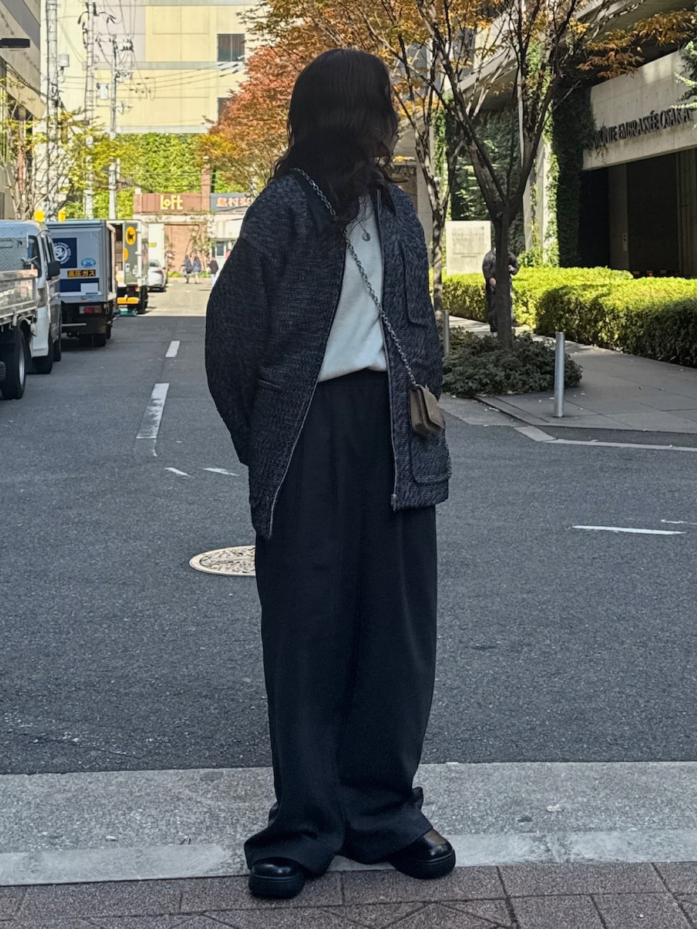 ブラック系のブルゾン、グレー系のその他パンツ、ホワイト系のニット/セーターを着用したレディースの冬コーディネートの4枚目の写真