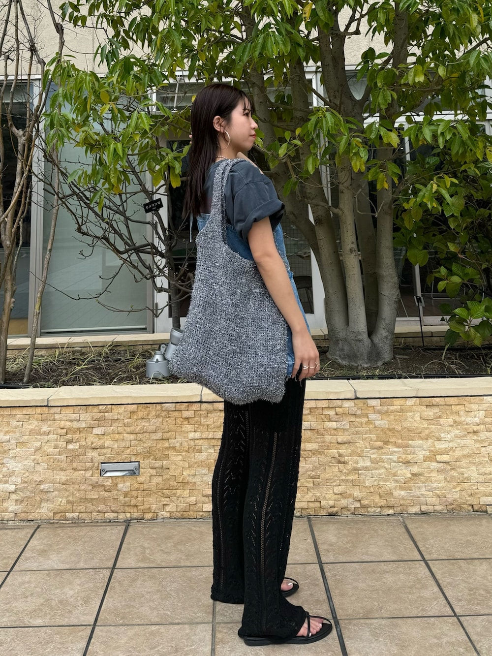 グレー系のTシャツ/カットソー、ブルー系のキャミソール、ブラック系のその他パンツを着用したレディースの春コーディネートの3枚目の写真