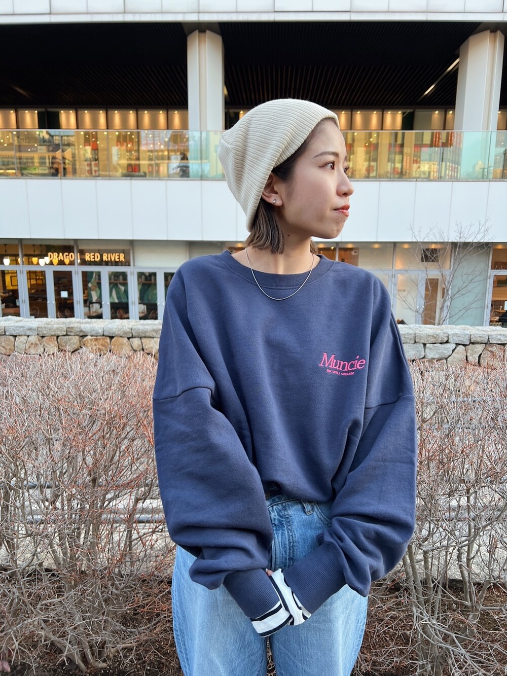 ブルー系のデニムパンツ、ブルー系のスウェット、ブルー系のTシャツ/カットソーを着用したレディースの冬コーディネートの6枚目の写真