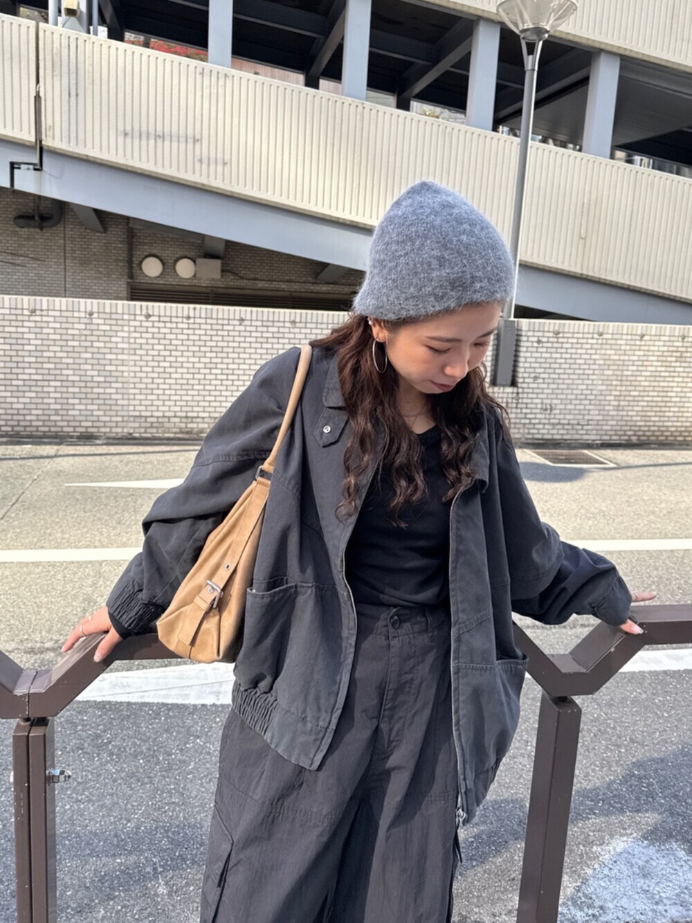 ブラック系のその他パンツ、グレー系のブルゾンを着用したレディースの冬コーディネートの6枚目の写真