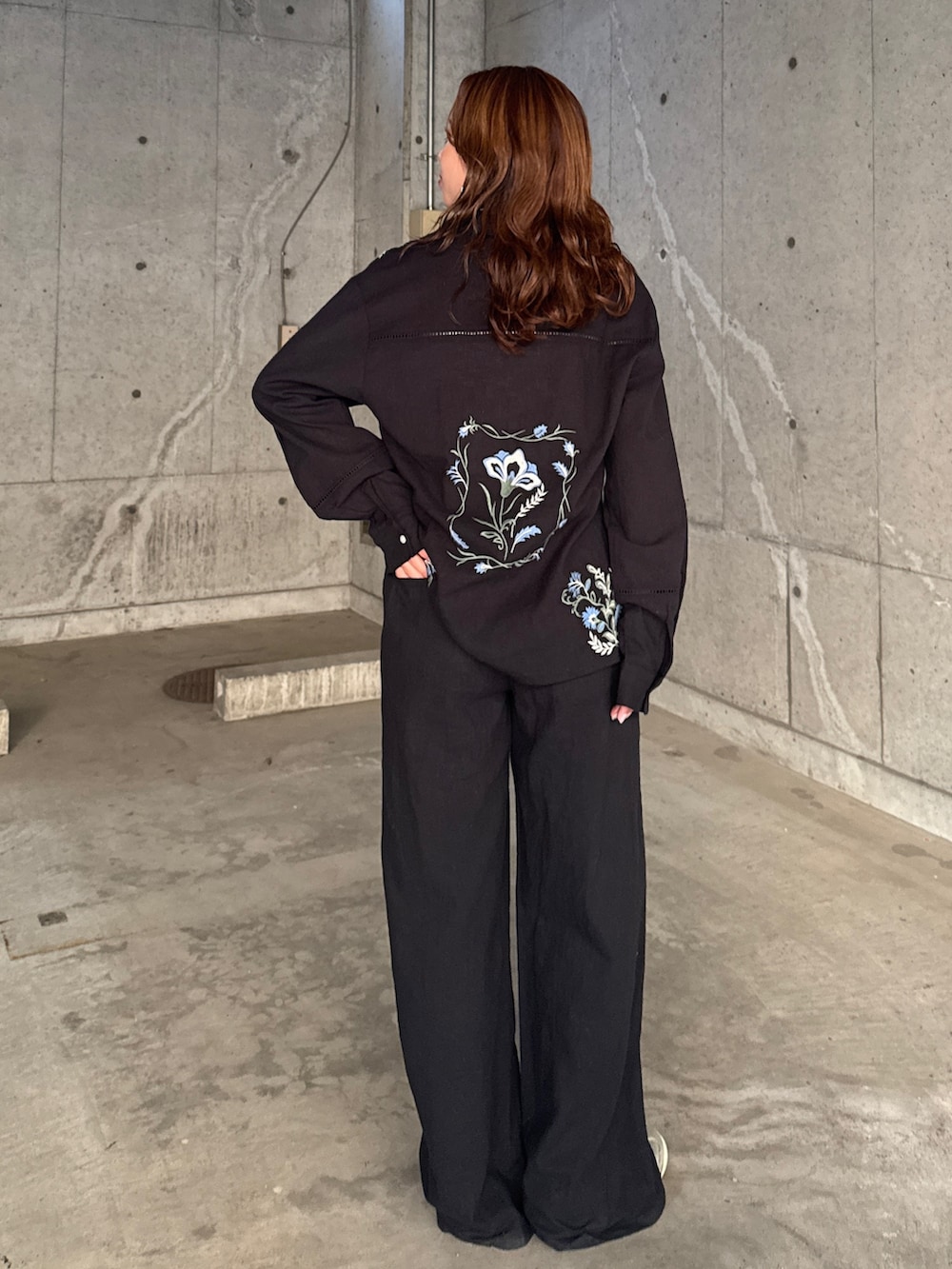 ベージュ系のブルゾン、ブラック系のシャツ/ブラウス、ブラック系のその他パンツを着用したレディースの冬コーディネートの8枚目の写真