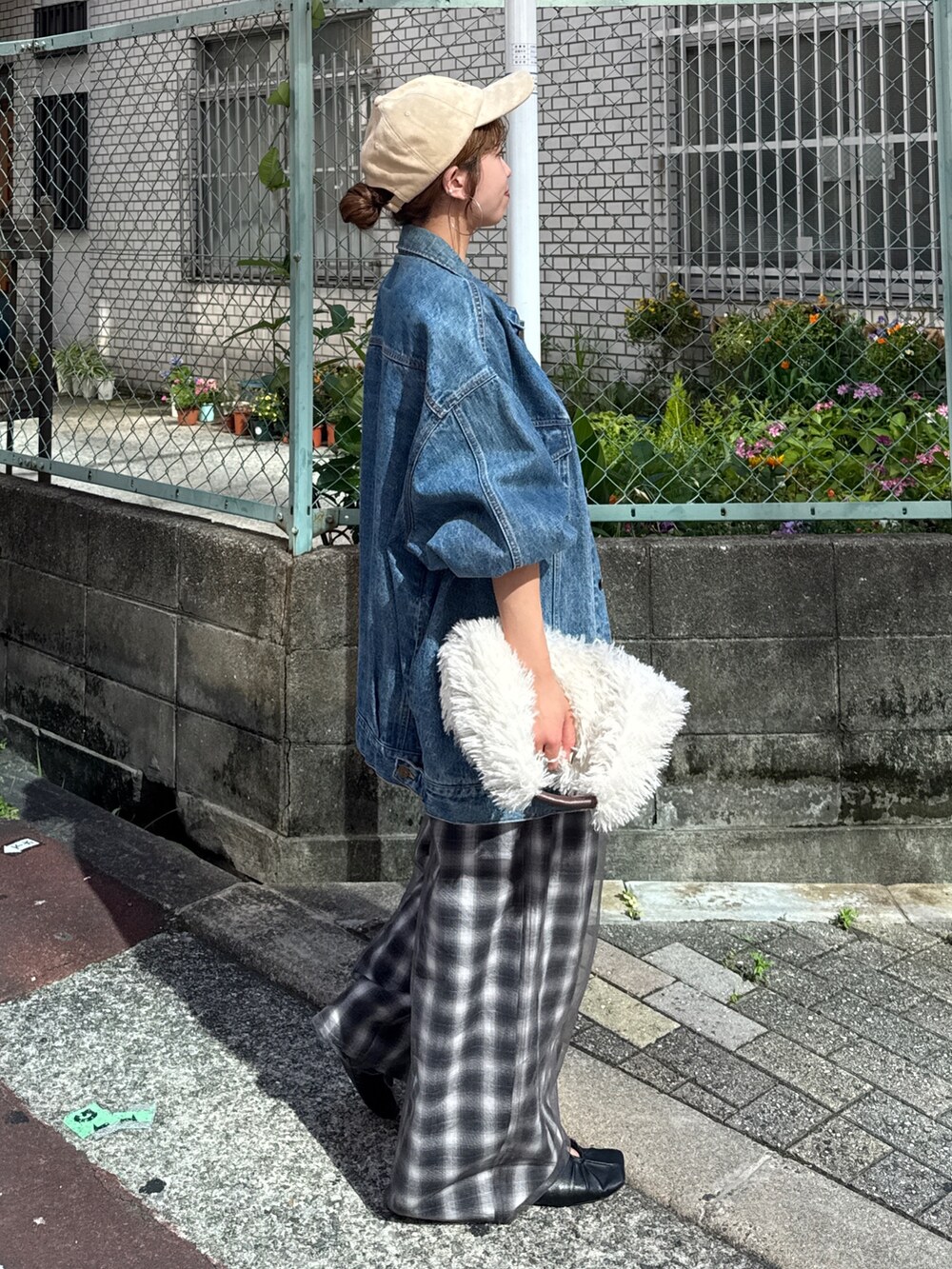 ブルー系のデニムジャケット、その他のその他パンツ、ホワイト系のハンドバッグを着用したレディースの夏コーディネートの3枚目の写真