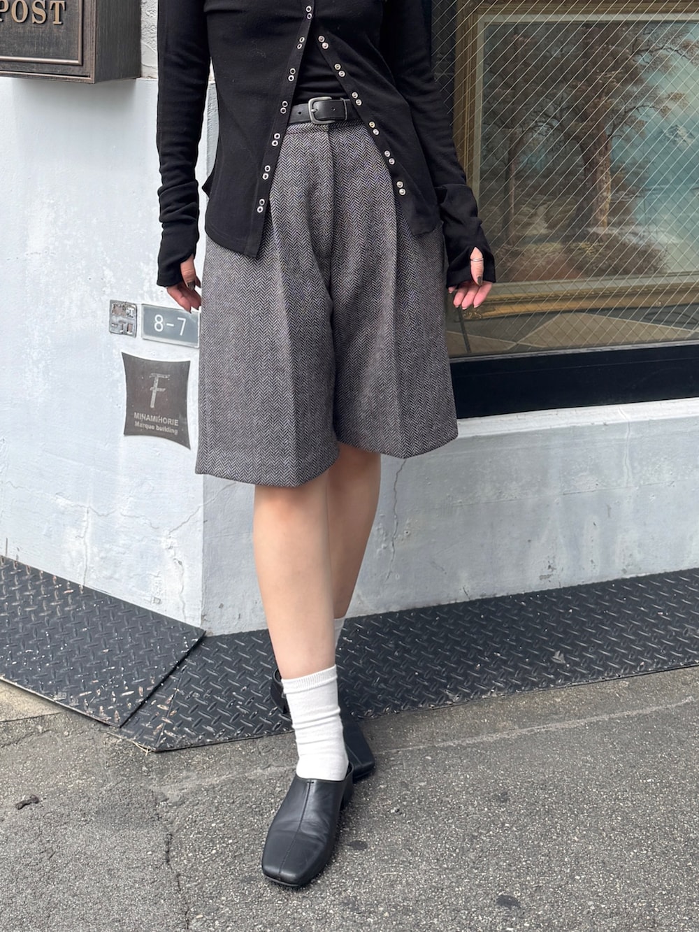 グレー系のその他パンツ、ブラック系のTシャツ/カットソー、ブラック系のサンダルを着用したレディースの秋コーディネートの5枚目の写真
