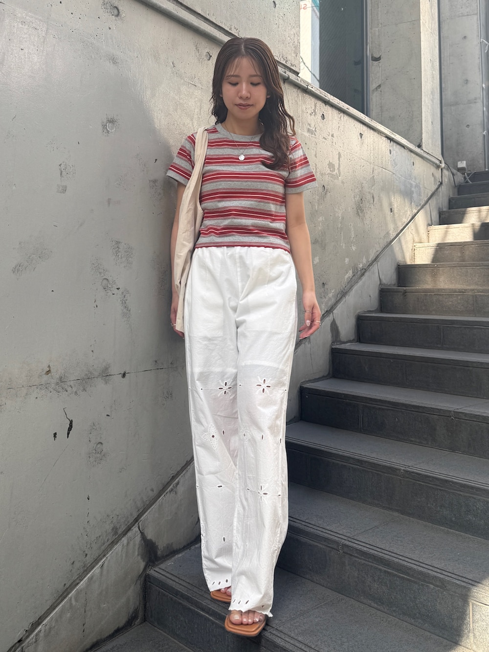 ホワイト系のその他パンツ、レッド系のTシャツ/カットソー、その他のサンダルを着用したレディースの春コーディネートの5枚目の写真