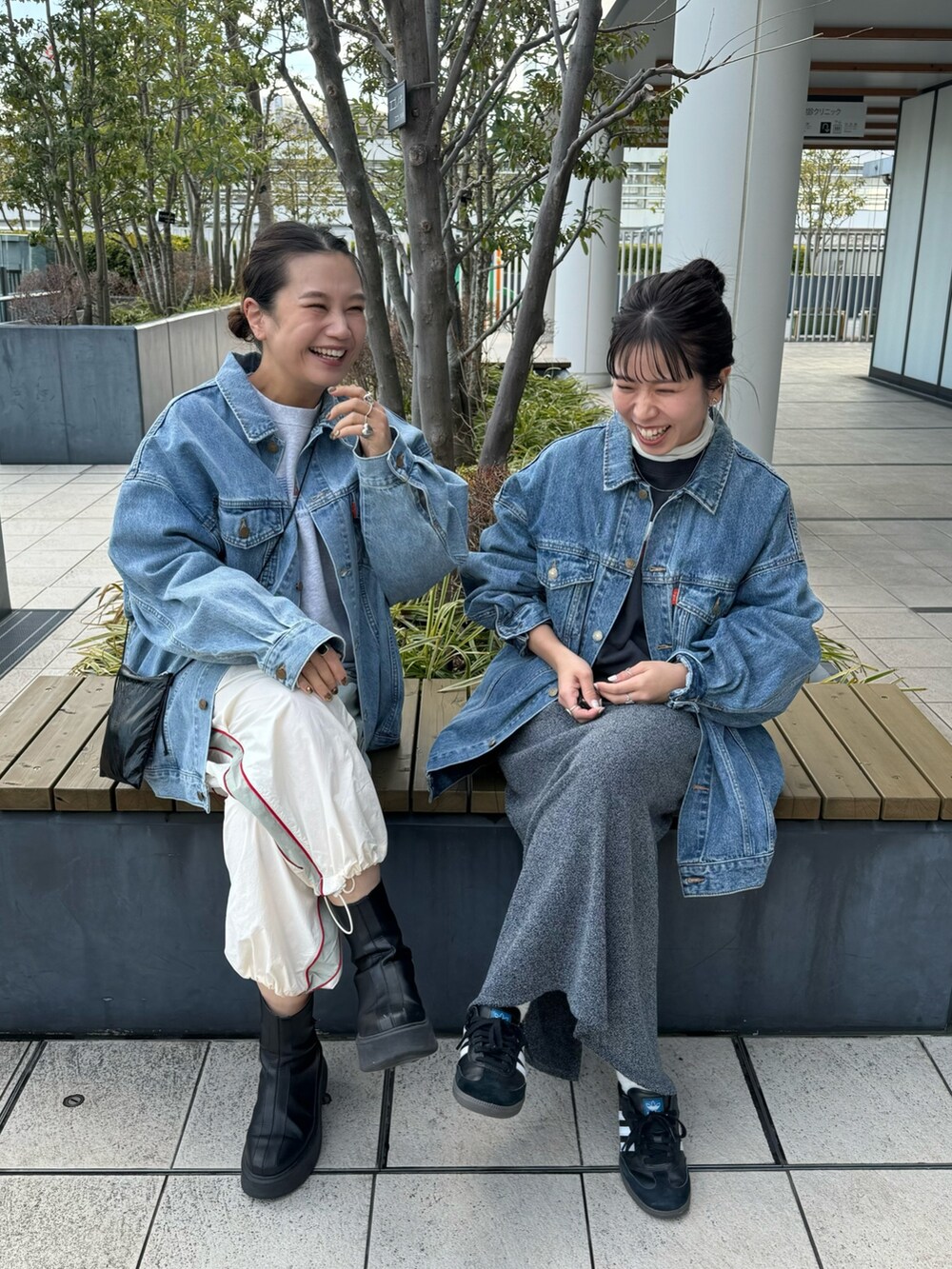 ブルー系のデニムジャケット、ブルー系のデニムジャケット、グレー系のスウェットを着用したレディースの冬コーディネートの4枚目の写真