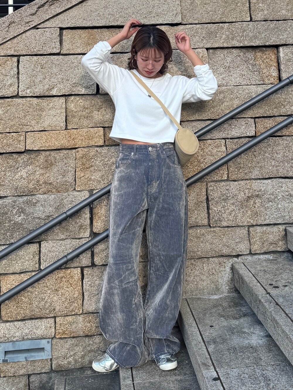 ベージュ系のデニムパンツ、ホワイト系のTシャツ/カットソー、その他のメガネを着用したレディースの夏コーディネートの6枚目の写真