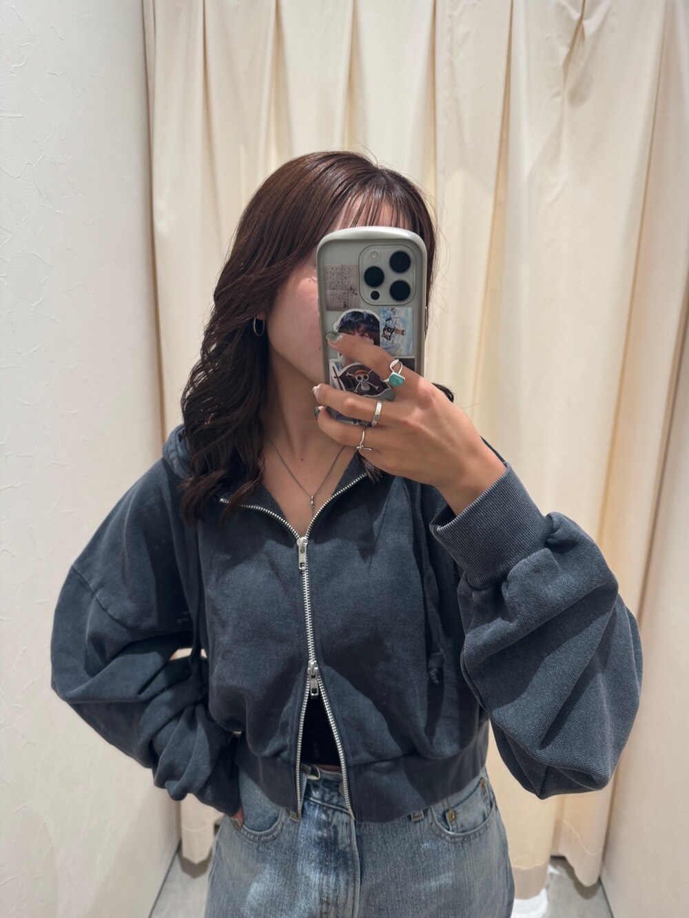 ブルー系のデニムパンツ、グレー系のパーカー、ブラック系のスリッポンを着用したレディースの秋コーディネートの8枚目の写真