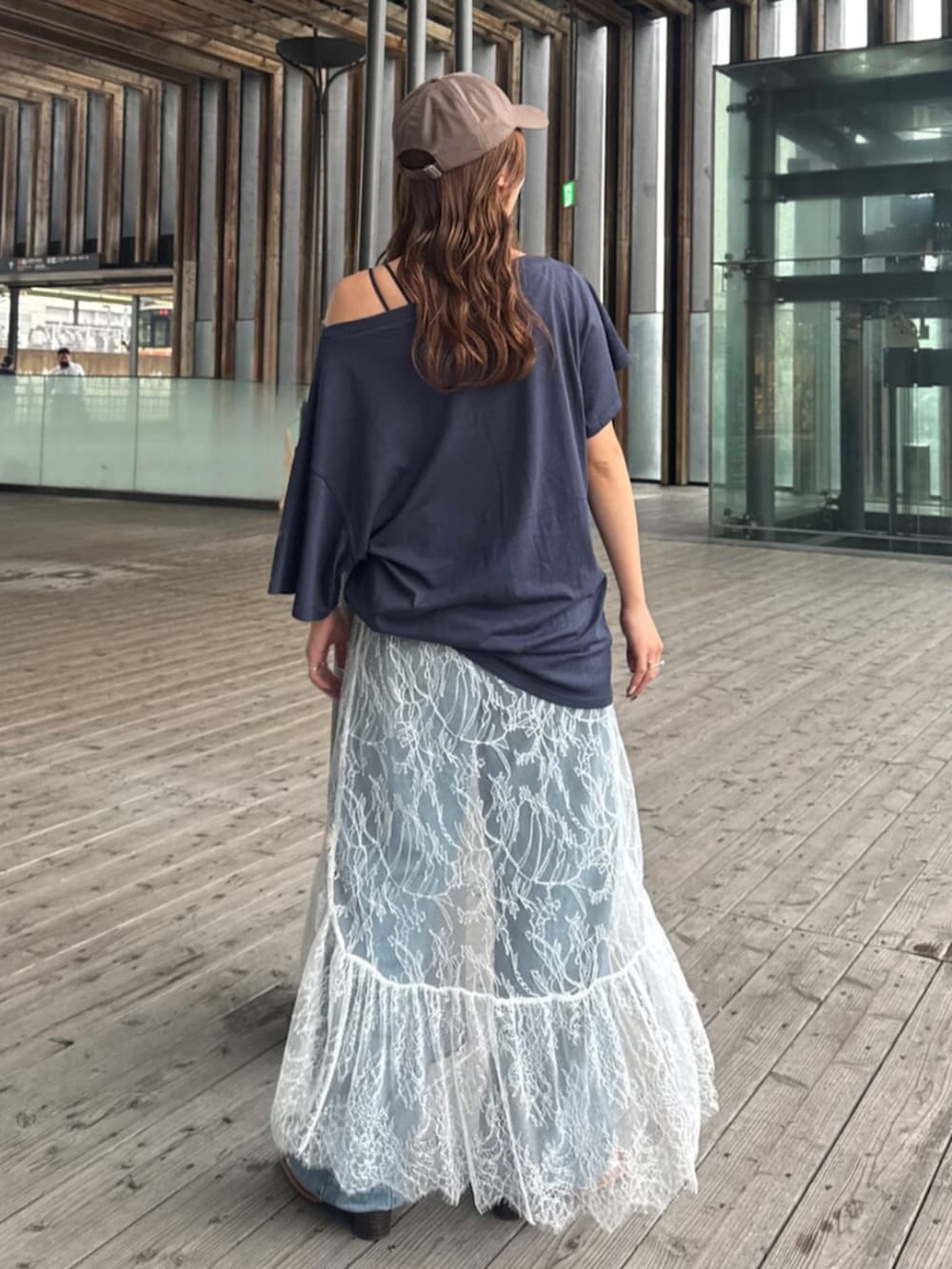 ブルー系のデニムパンツ、その他のサンダル、ブルー系のTシャツ/カットソーを着用したレディースの春コーディネートの4枚目の写真