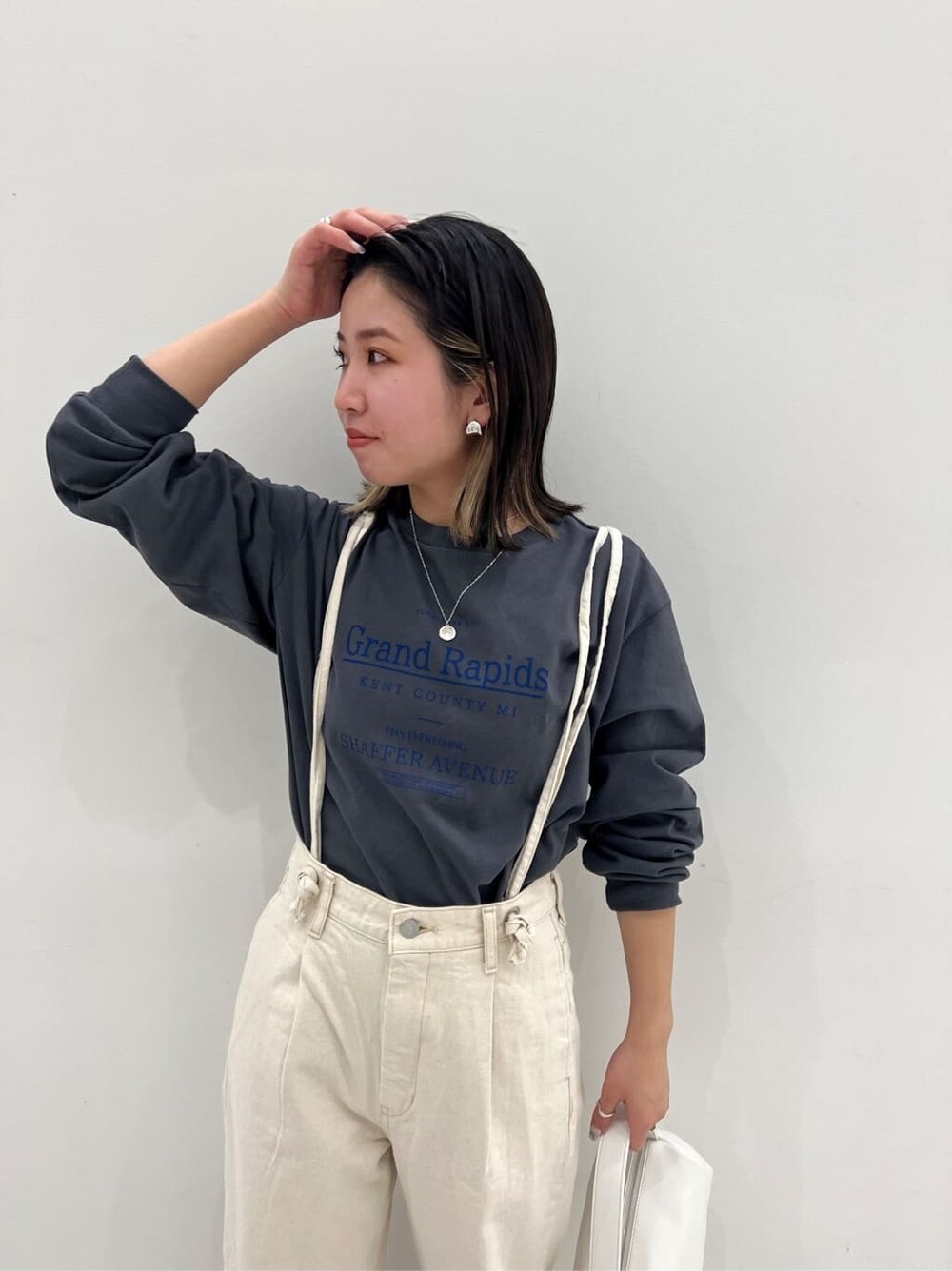 ホワイト系のデニムパンツ、グレー系のTシャツ/カットソーを着用したレディースの冬コーディネートの4枚目の写真
