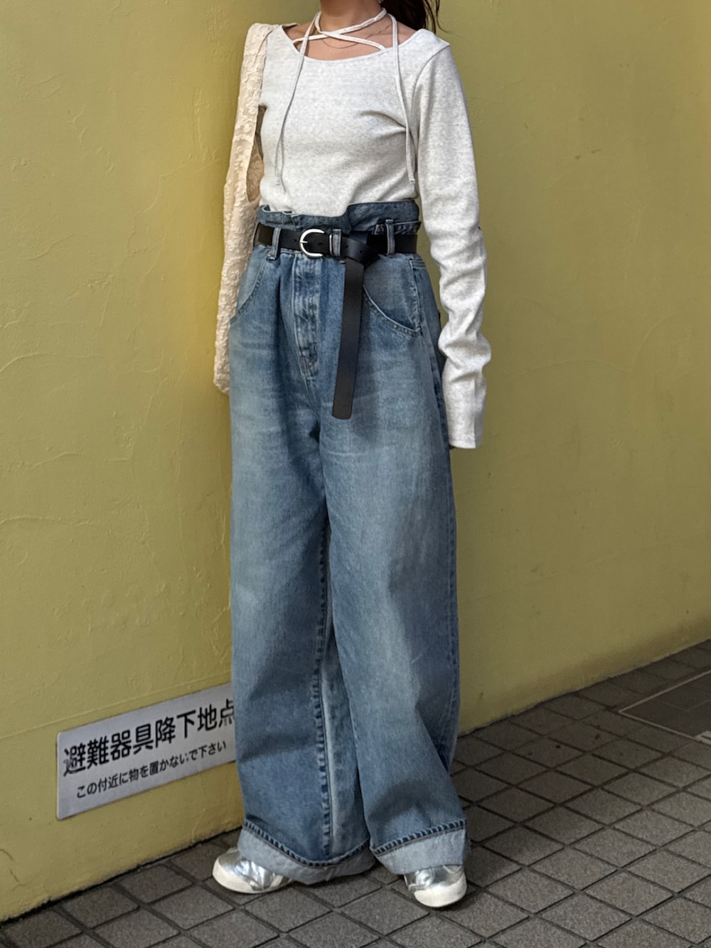 ブルー系のデニムパンツ、グレー系のTシャツ/カットソーを着用したレディースの春コーディネートの5枚目の写真