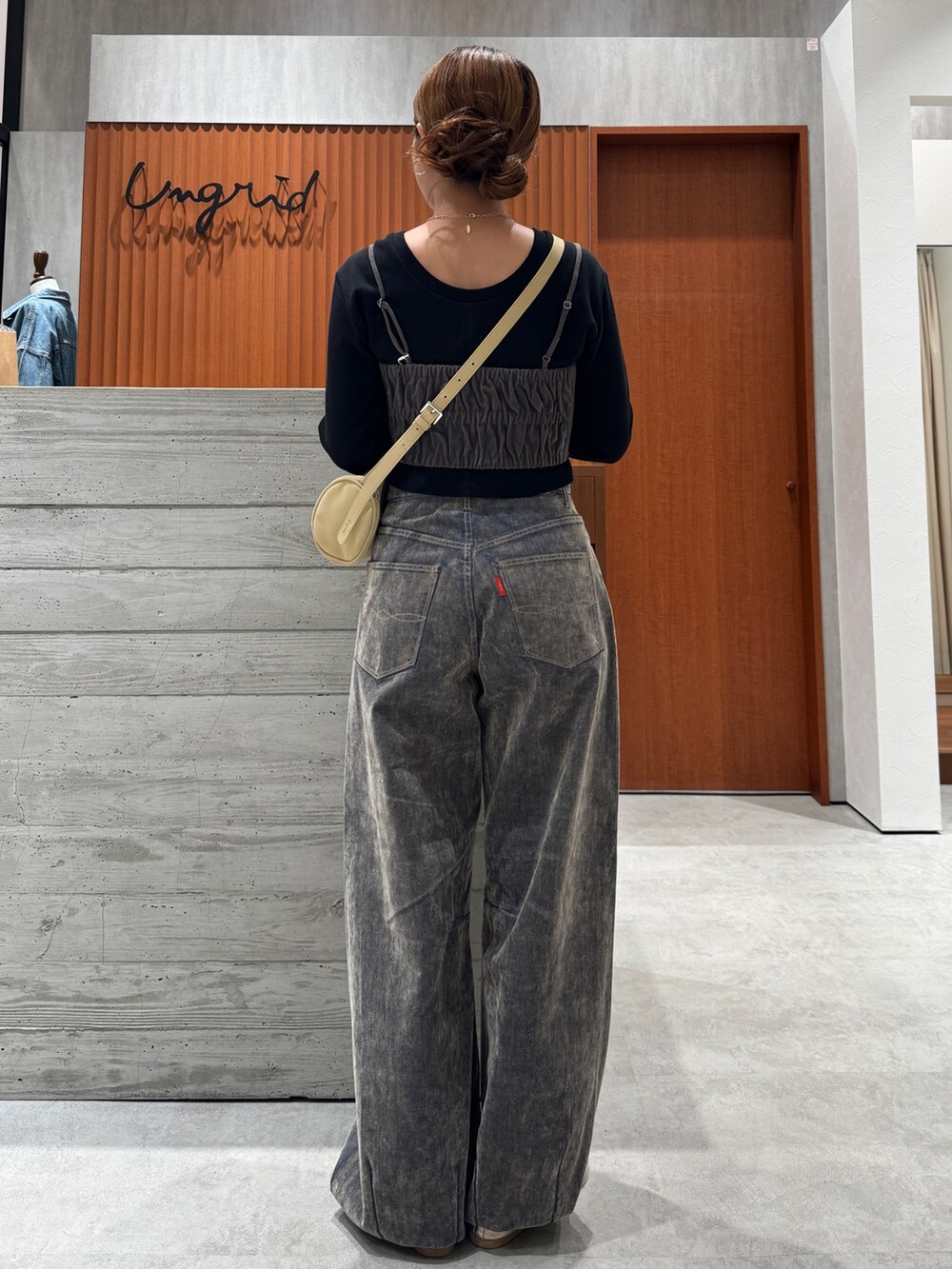 ベージュ系のデニムパンツ、ブラック系のTシャツ/カットソー、グレー系のキャミソールを着用したレディースの夏コーディネートの2枚目の写真