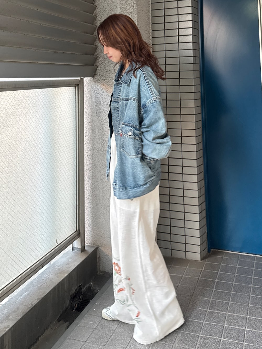 ブルー系のデニムジャケット、ホワイト系のその他パンツ、グレー系のTシャツ/カットソーを着用したレディースの冬コーディネートの5枚目の写真