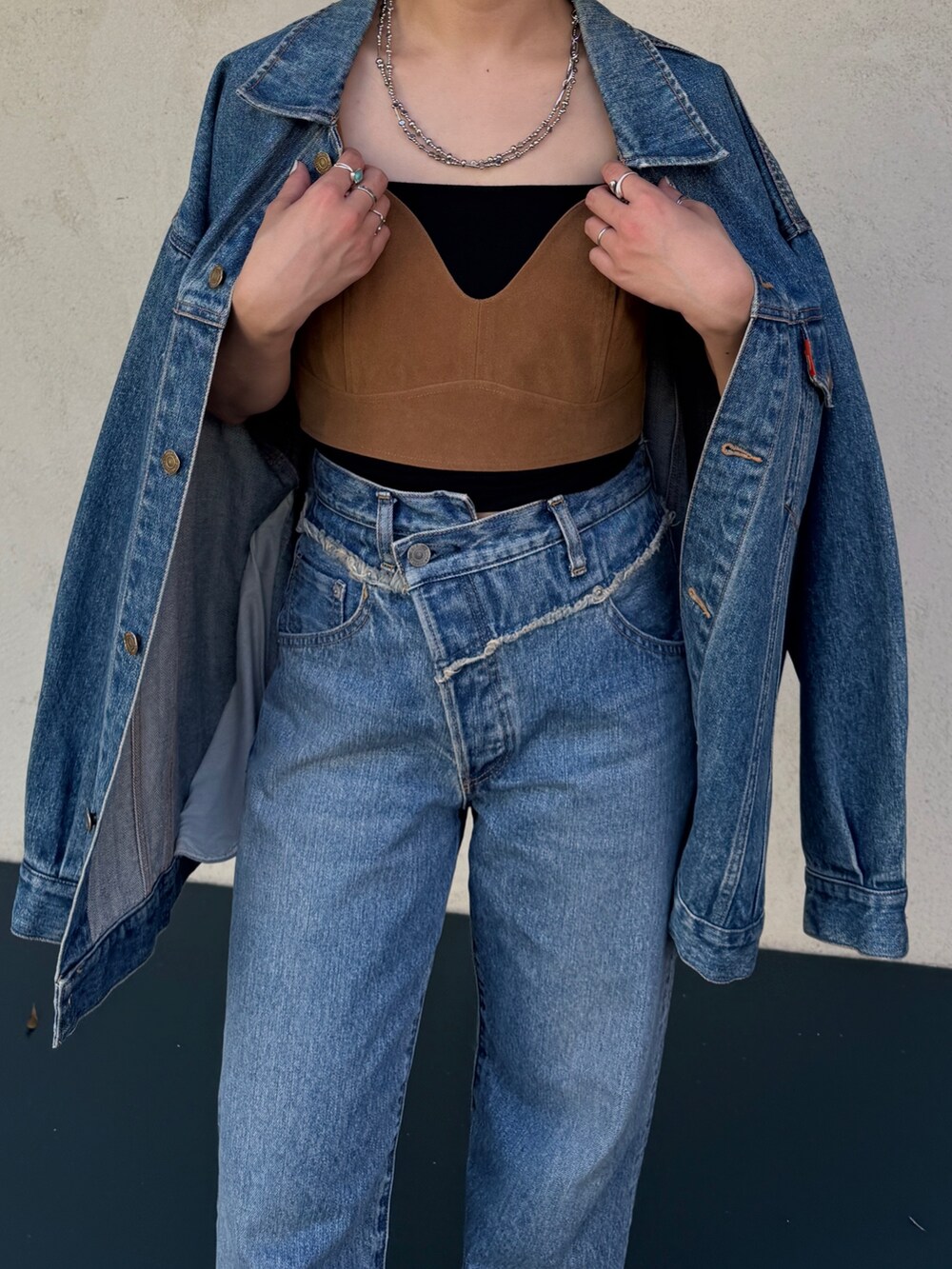 ブルー系のデニムパンツ、ベージュ系のスリッポン、ブラウン系のキャミソールを着用したレディースの夏コーディネートの7枚目の写真