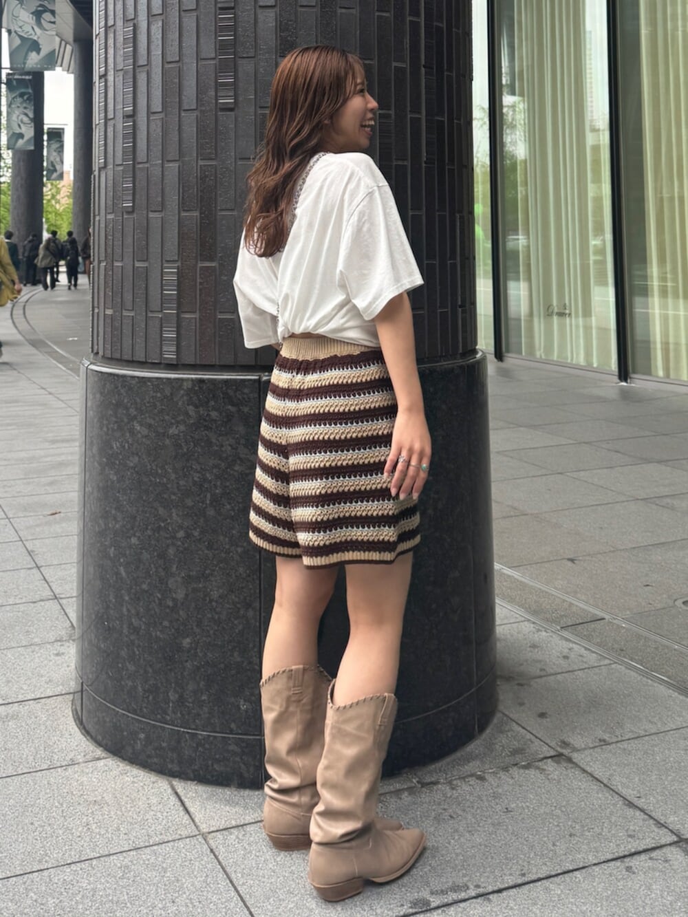 ベージュ系のブーツ、ブラウン系のその他パンツ、ホワイト系のTシャツ/カットソーを着用したレディースの春コーディネートの2枚目の写真