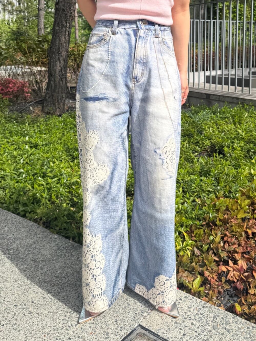 ブルー系のデニムパンツ、ピンク系のキャミソール、ブラック系のシャツ/ブラウスを着用したレディースの春コーディネートの7枚目の写真