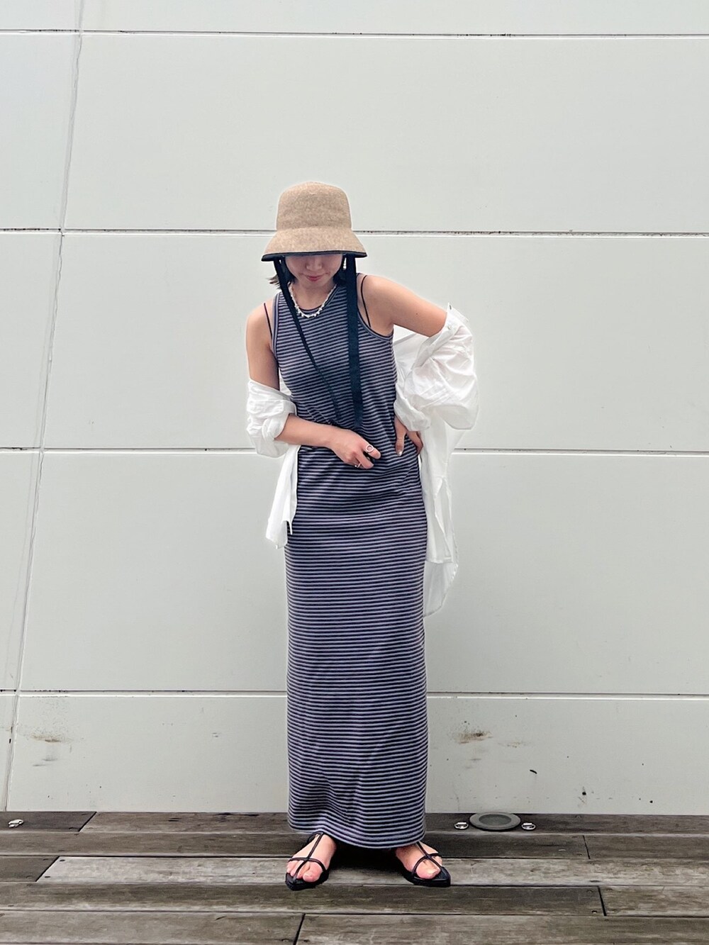 ホワイト系のシャツ/ブラウス、ブラック系のサンダル、ブルー系のワンピースを着用したレディースの春コーディネートの4枚目の写真