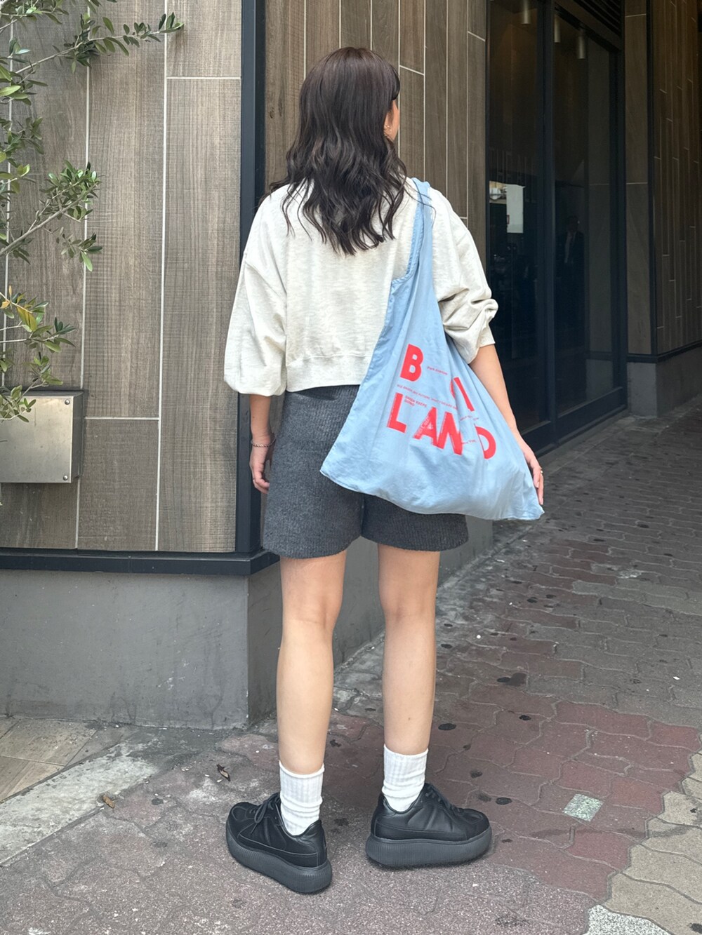 グレー系のその他パンツ、グレー系のスウェット、ブルー系のエコバッグ/サブバッグを着用したレディースの夏コーディネートの4枚目の写真