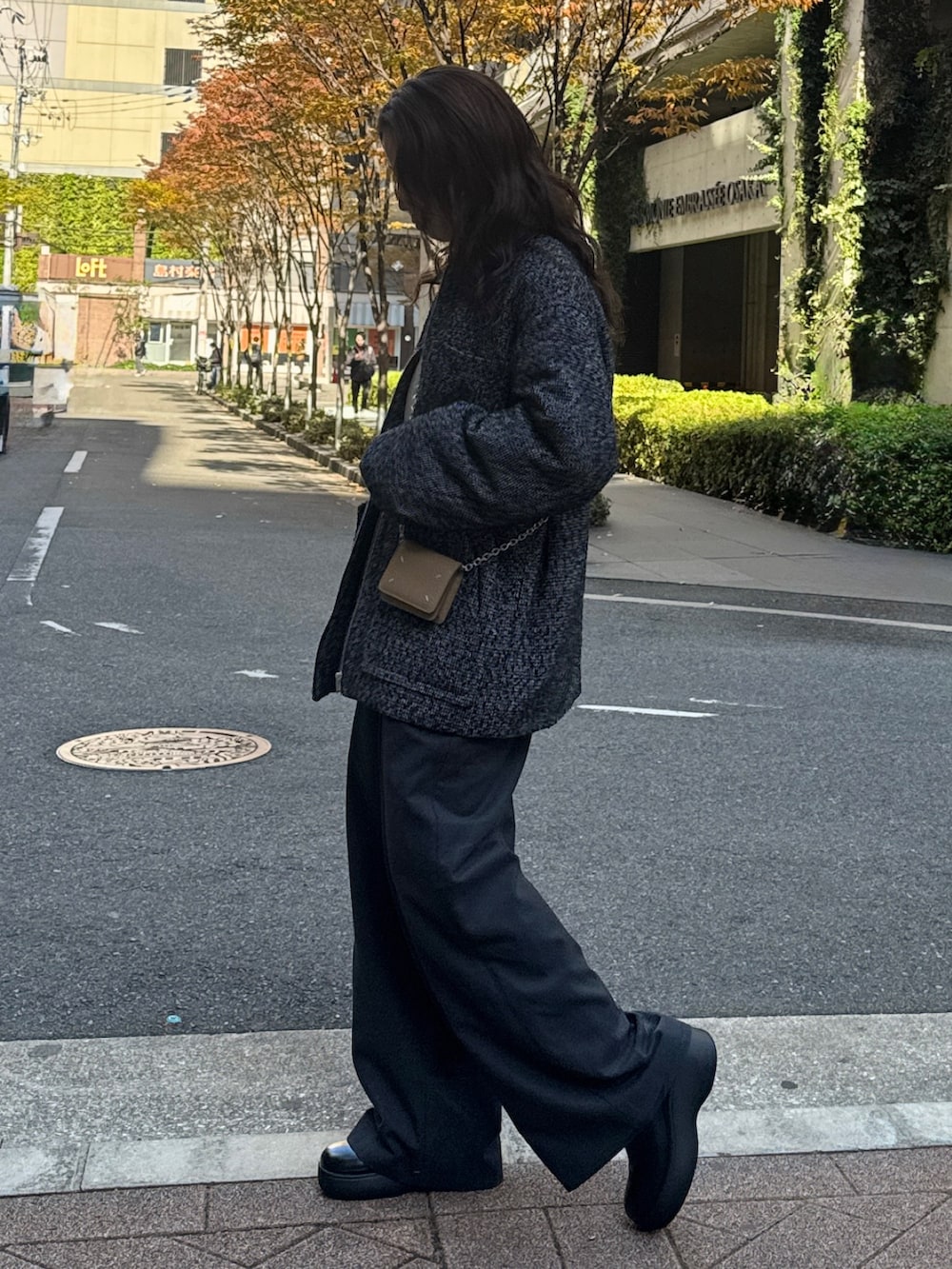 ブラック系のブルゾン、グレー系のその他パンツ、ホワイト系のニット/セーターを着用したレディースの冬コーディネートの3枚目の写真